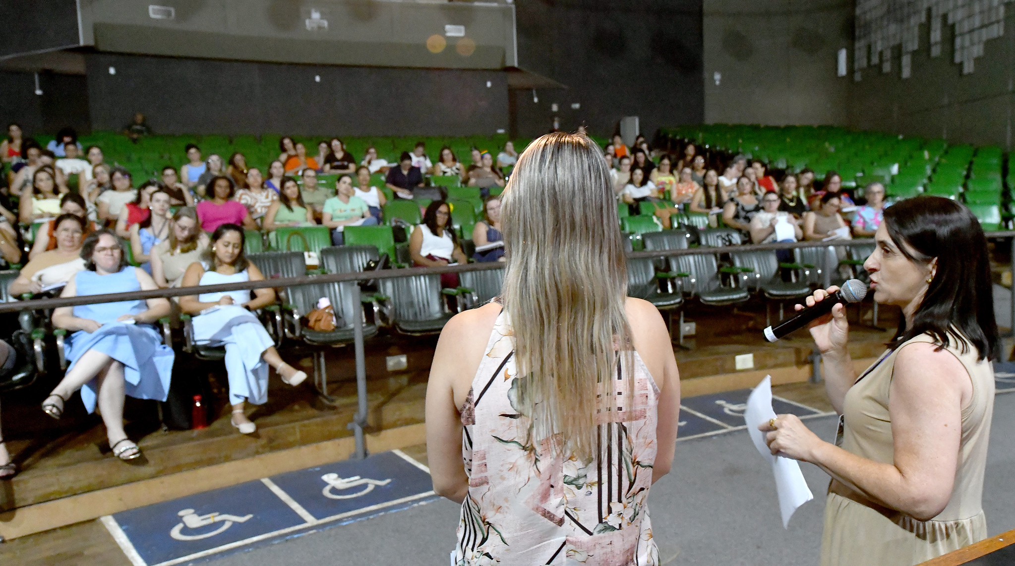 diretores e coordenadores das escolas municipais reunidos no centro cultural