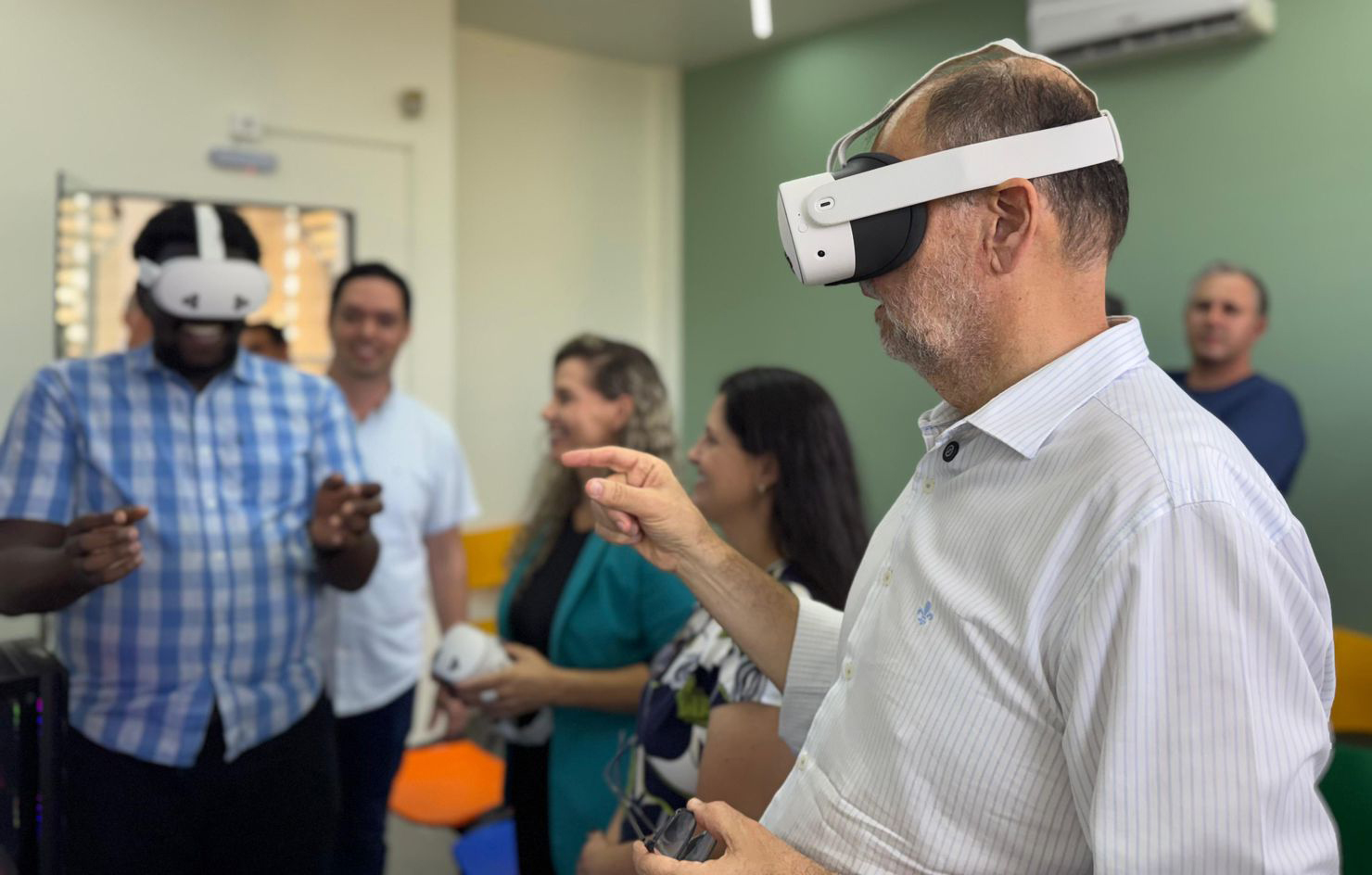 pessoas em um ambiente utilizando óculos com realidade virtual