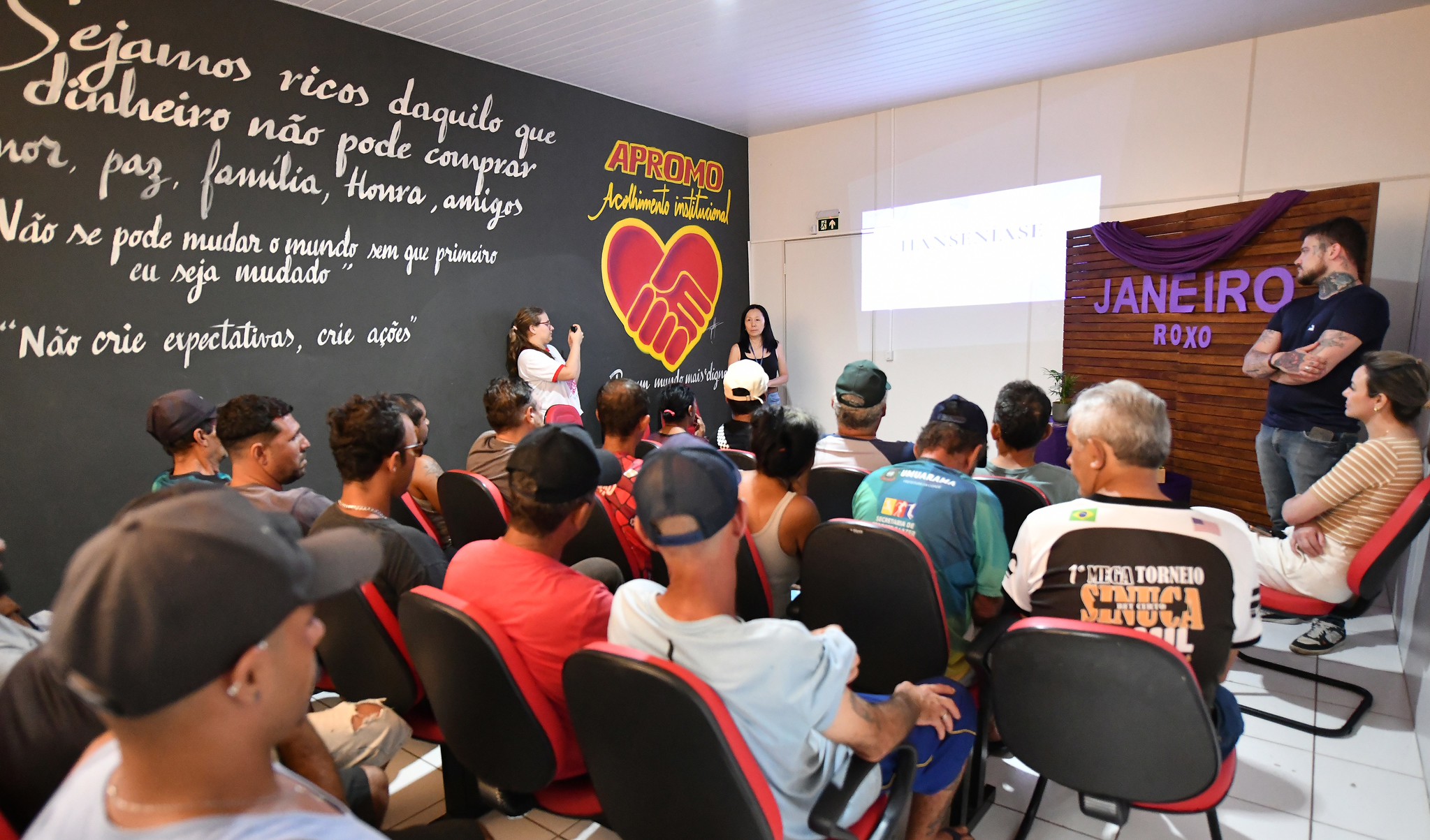 imagem da palestra no auditório da associação, com público acomodado em cadeiras