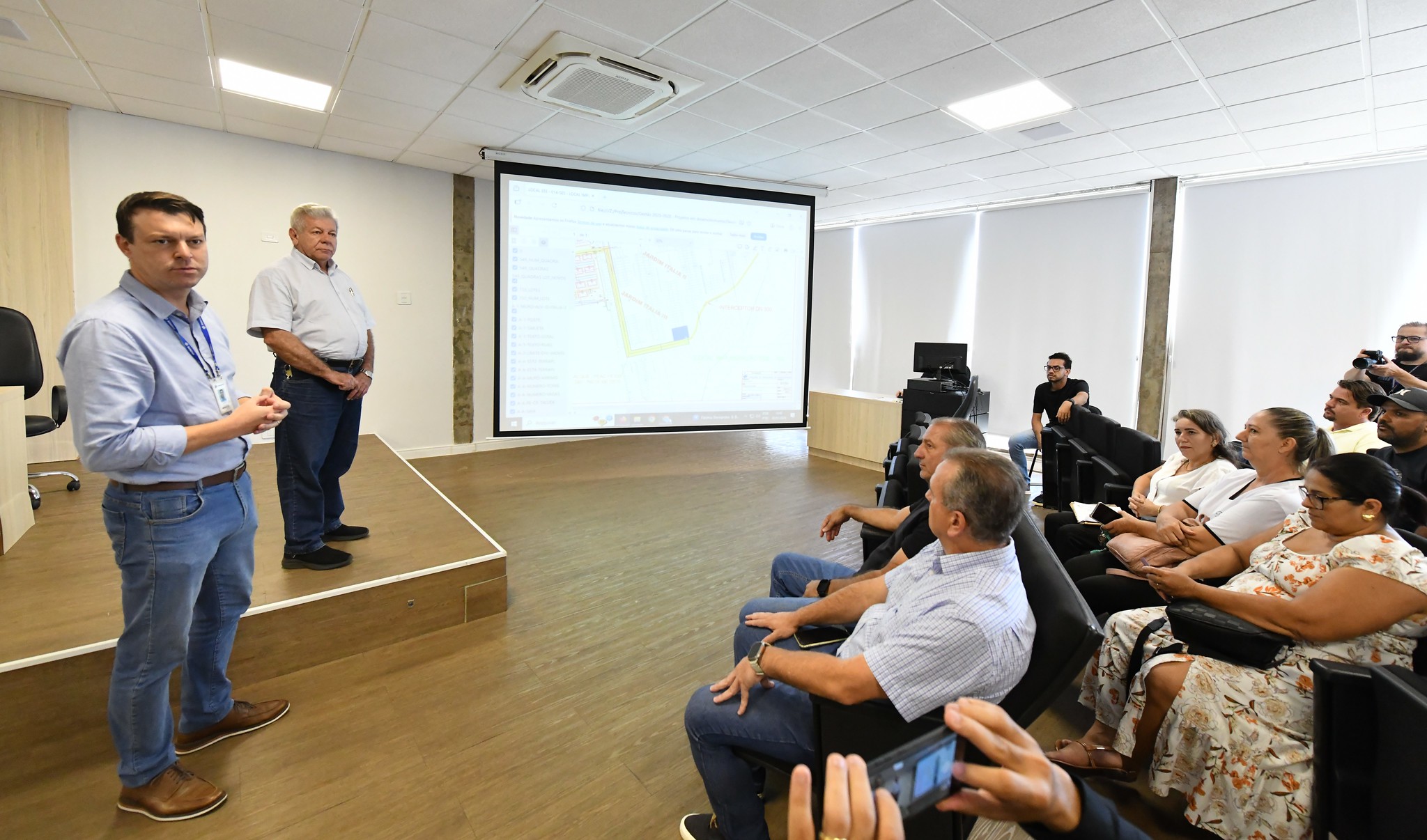 pessoas acompanham o lançamento do edital no anfiteatro da prefeitura