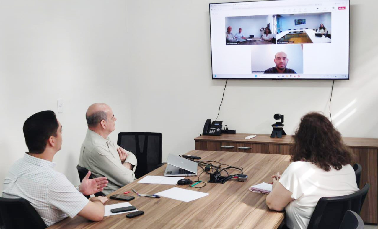 reunião com pessoas na sala de videoconferência