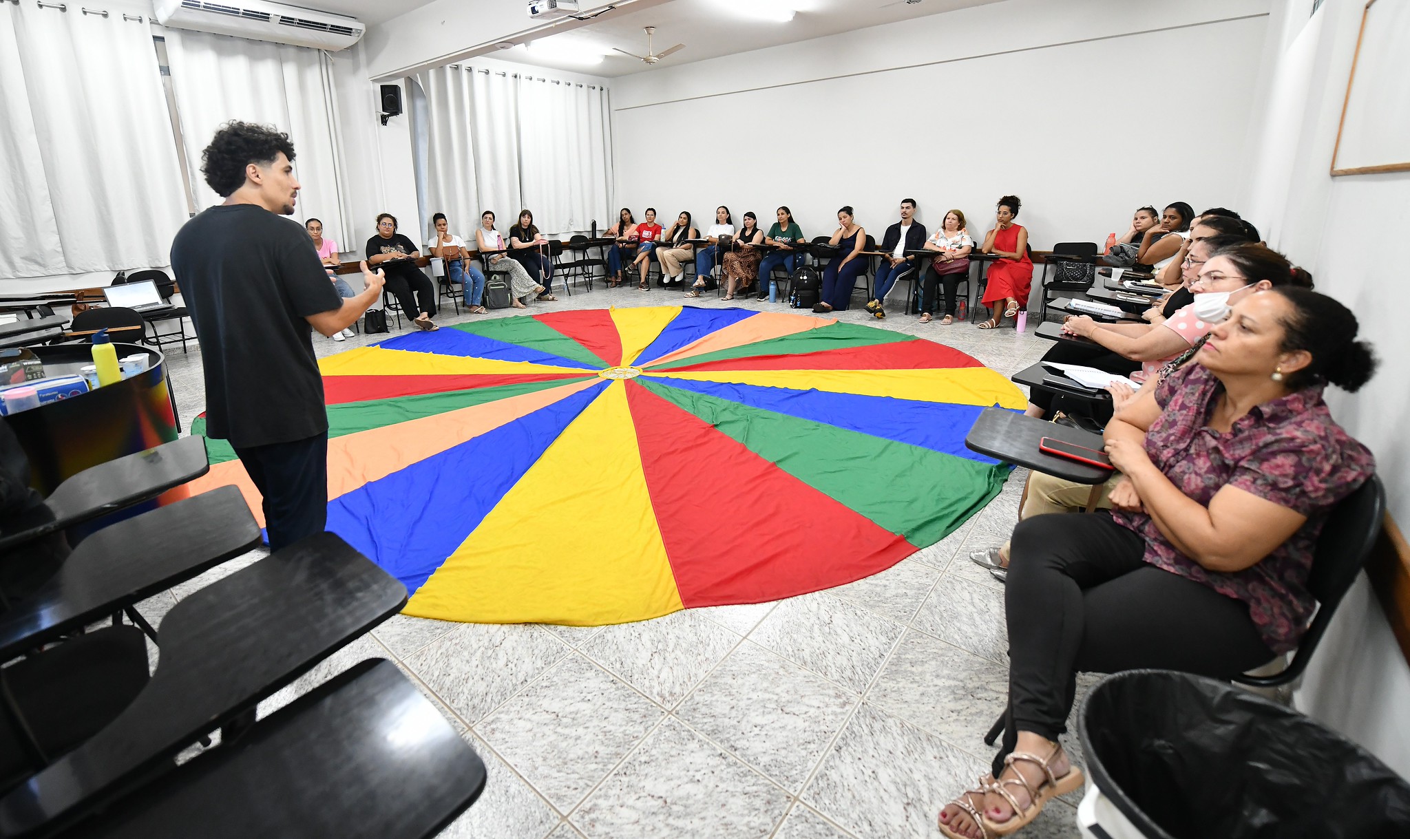 oficina com professores em uma sala de aula