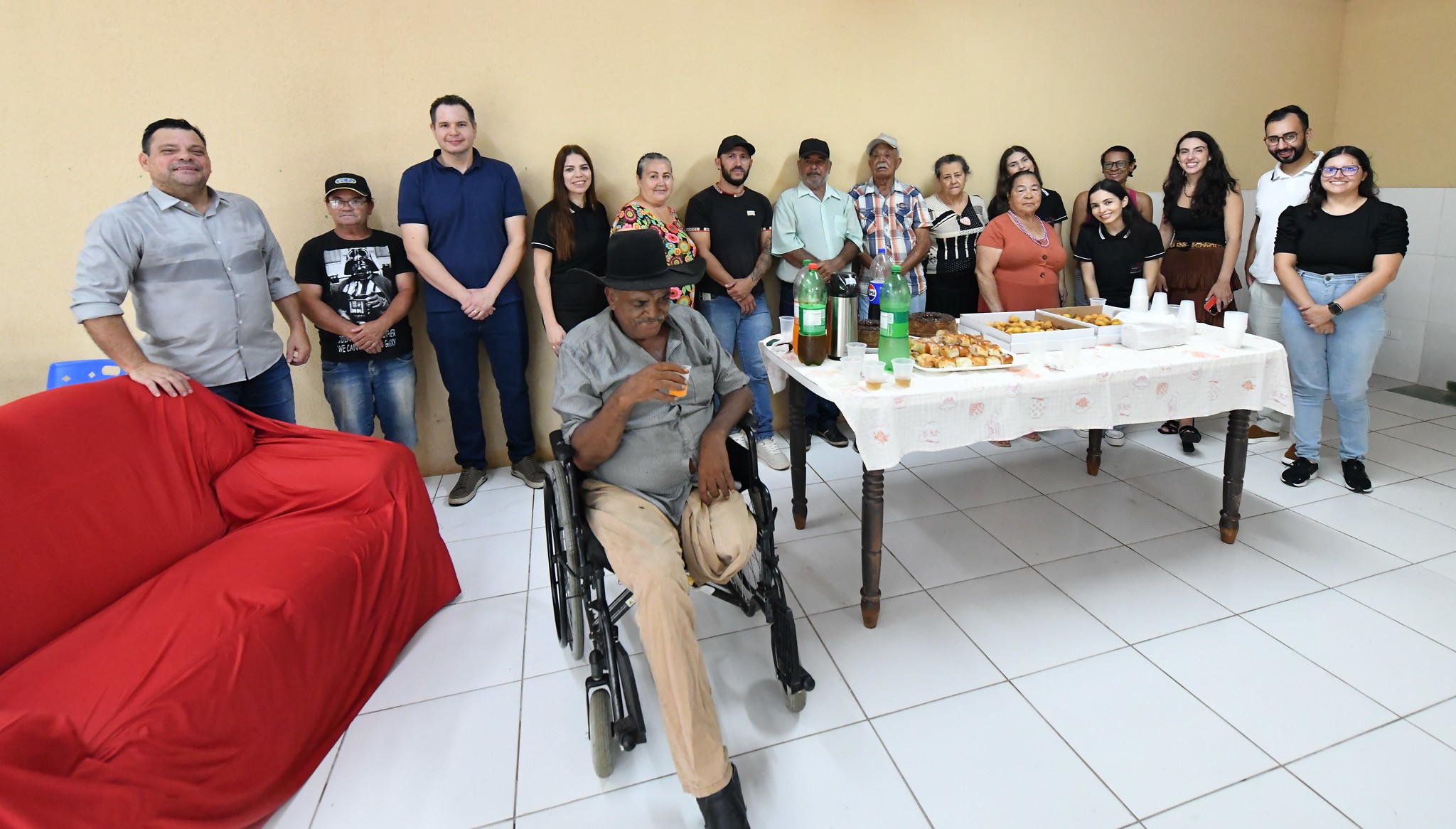 pessoas reunidas em torno de uma mesa com alimentos