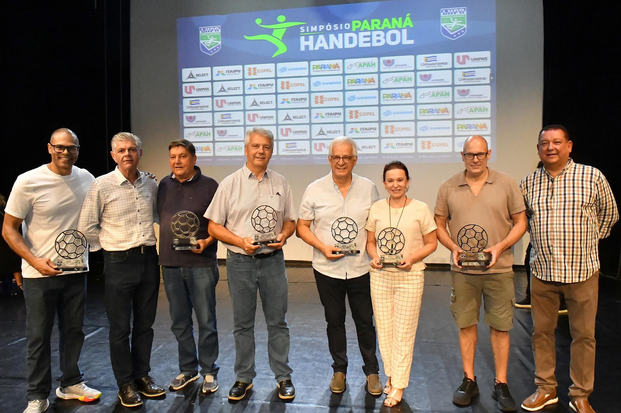 homenageados recebem troféu melhores do ano