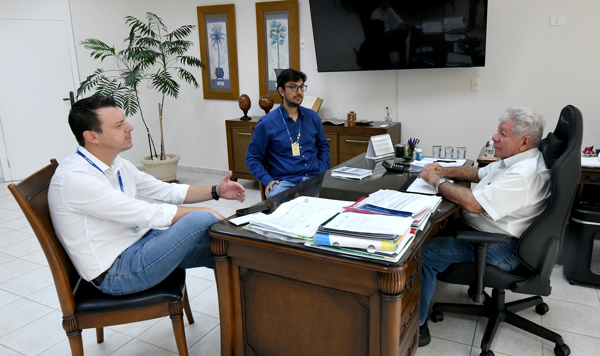 prefeito conversa com gerentes da sanepar em seu gabinete