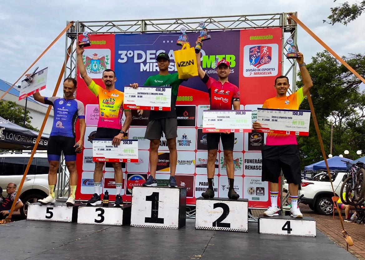 pilotos comemoram vitória com troféus no pódio