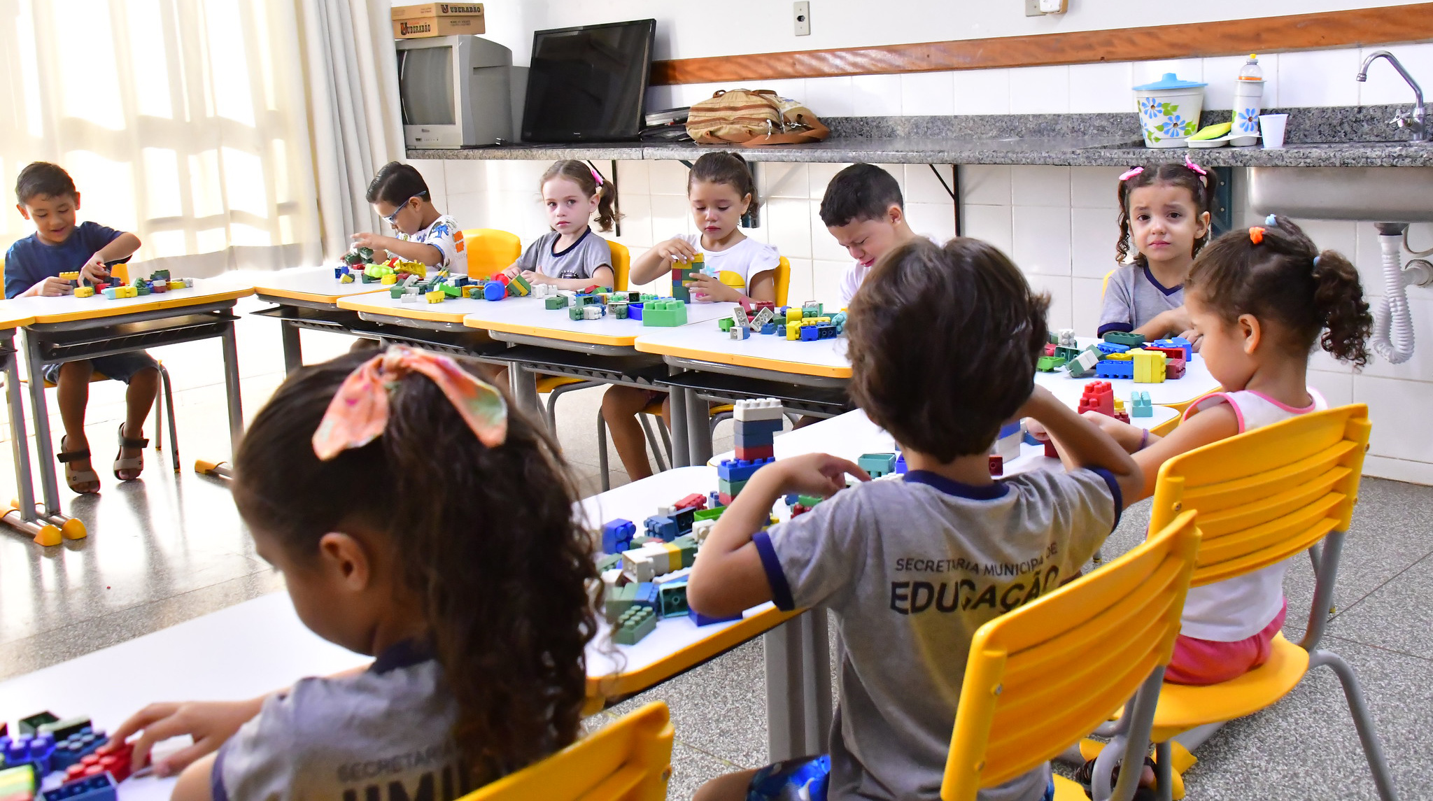imagem de crianças da educação infantil em sala de aula