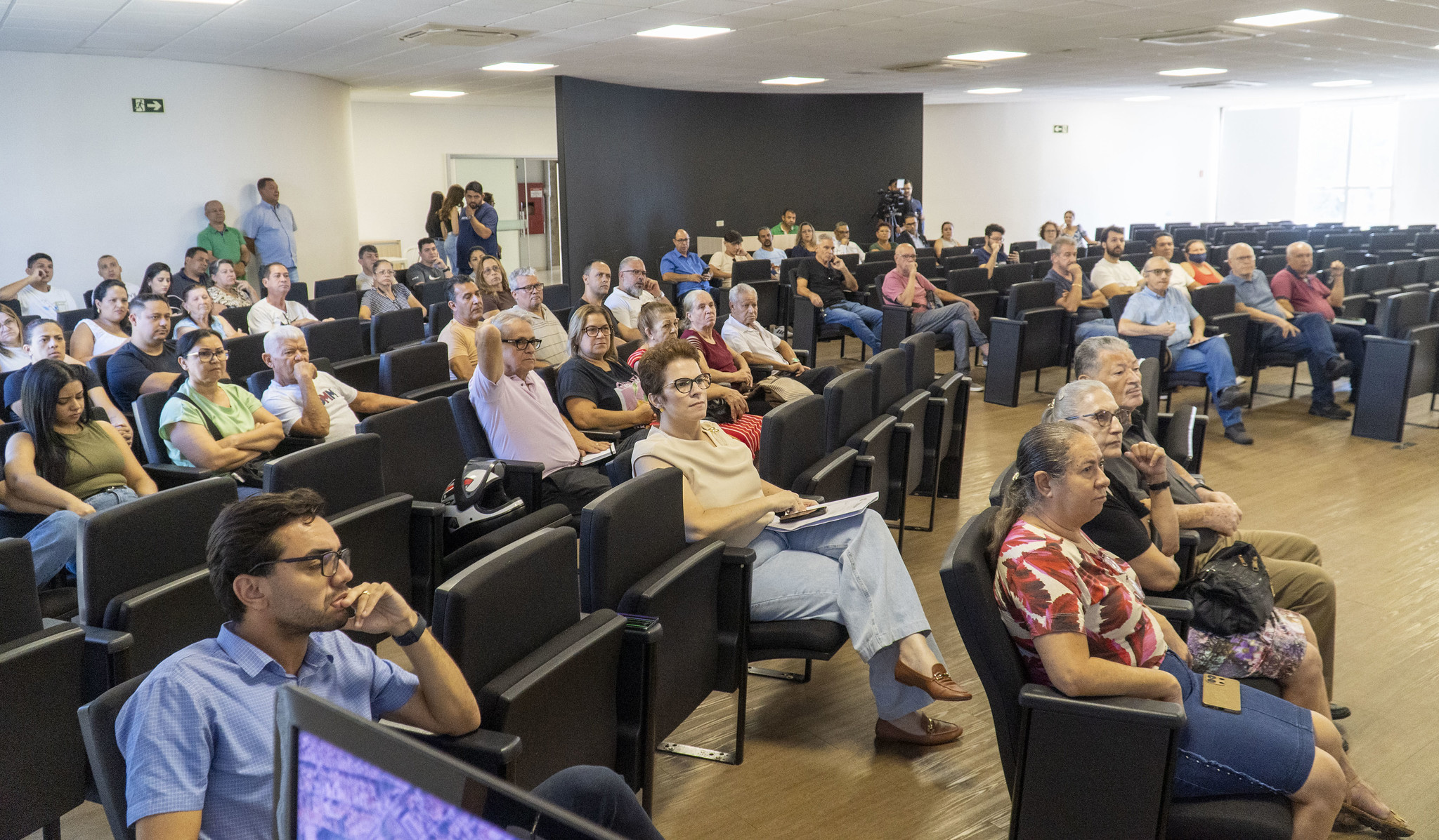pessoas no anfiteatro da prefeitura, sentadas