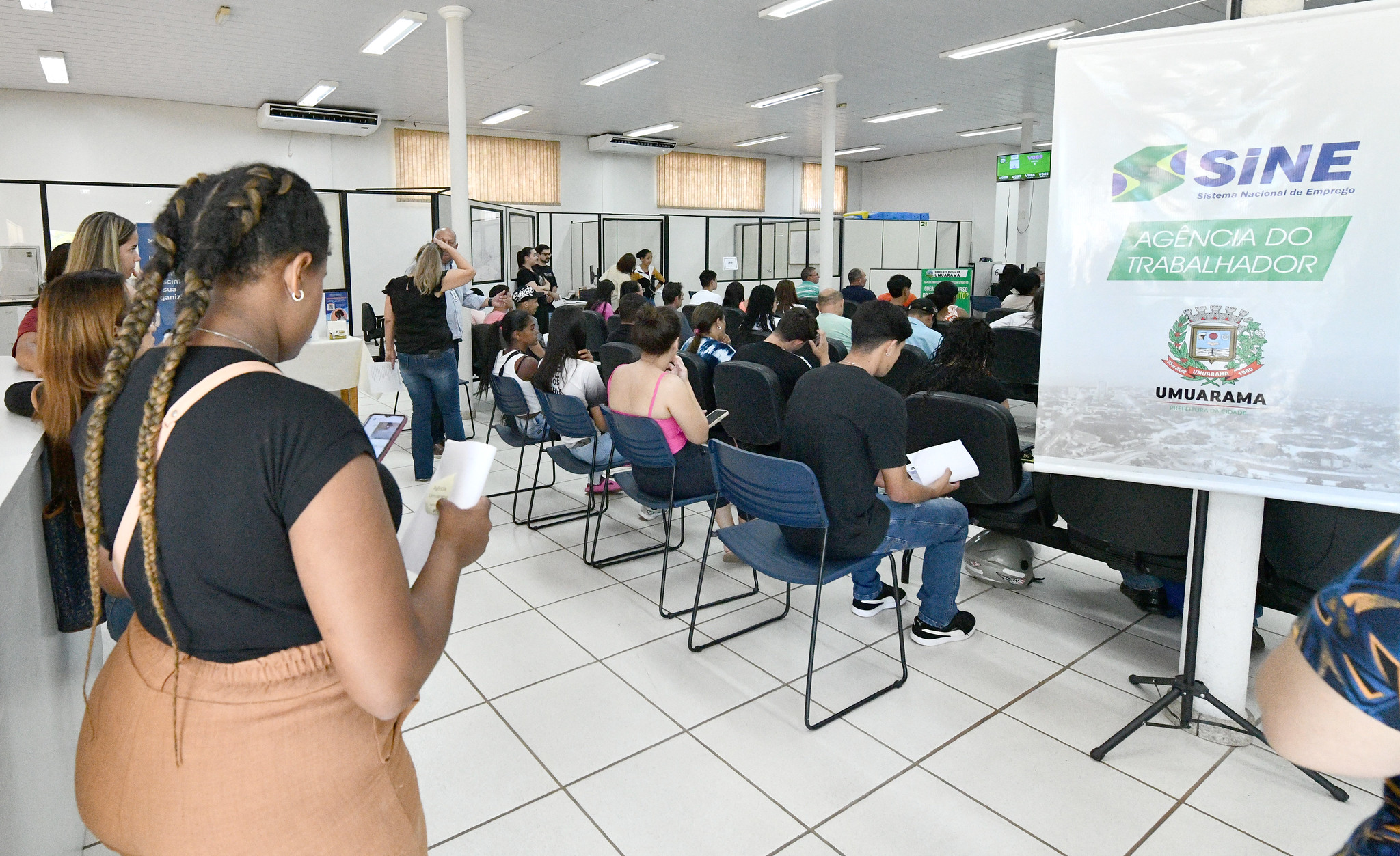 movimento de trabalhadores em busca de emprego na agência