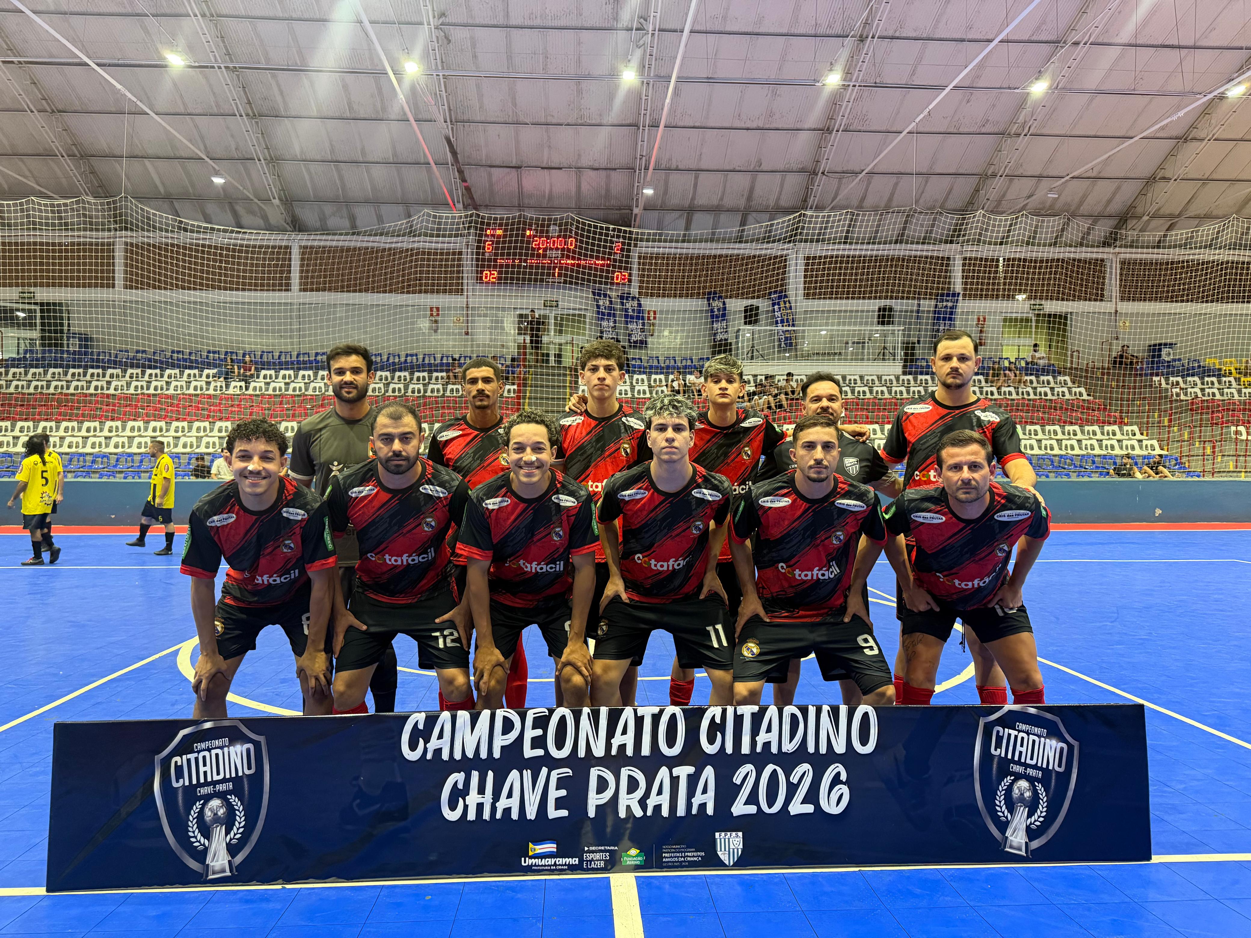 IMAGEM DE UMA DAS EQUIPES PARTICIPANTES, POSTADA NA QUADRA DO GINÁSIO DE ESPORTES