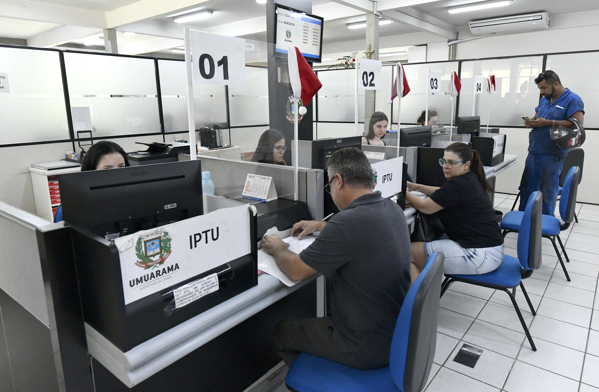 ATENDIMENTO AO CONTRIBUINTE NO SETOR DE IPTU DA PREFEITURA