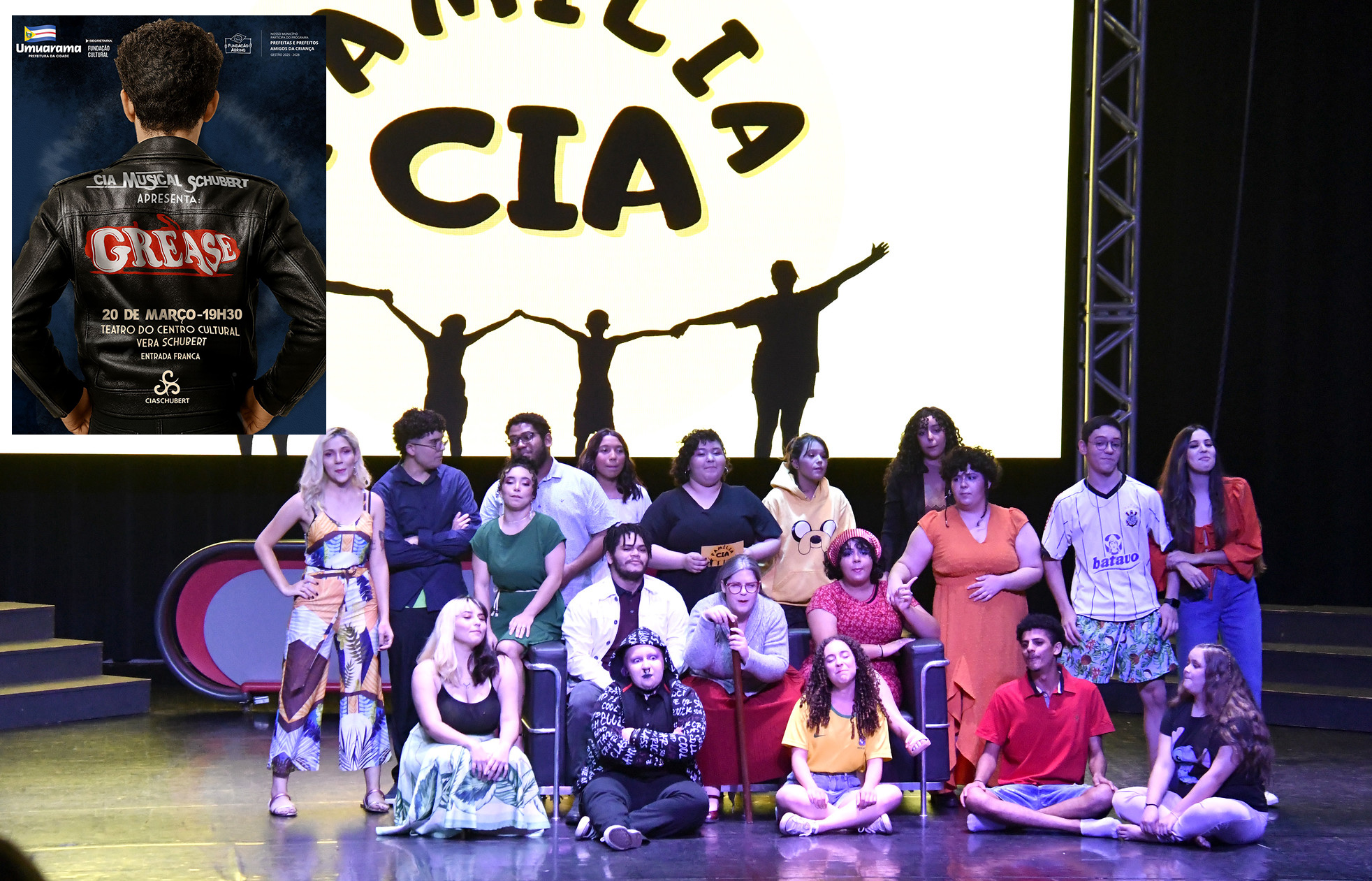 imagem dos integrantes do grupo musical no palco