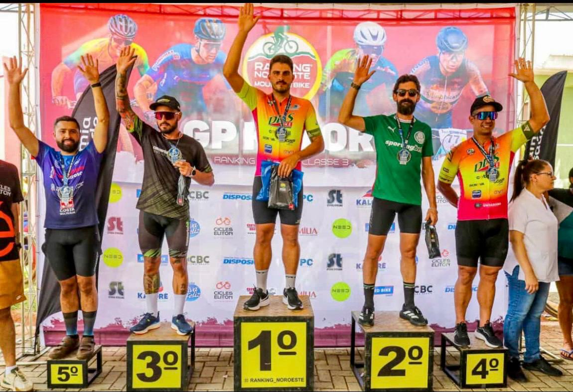 atletas no pódio da competição de ciclismo