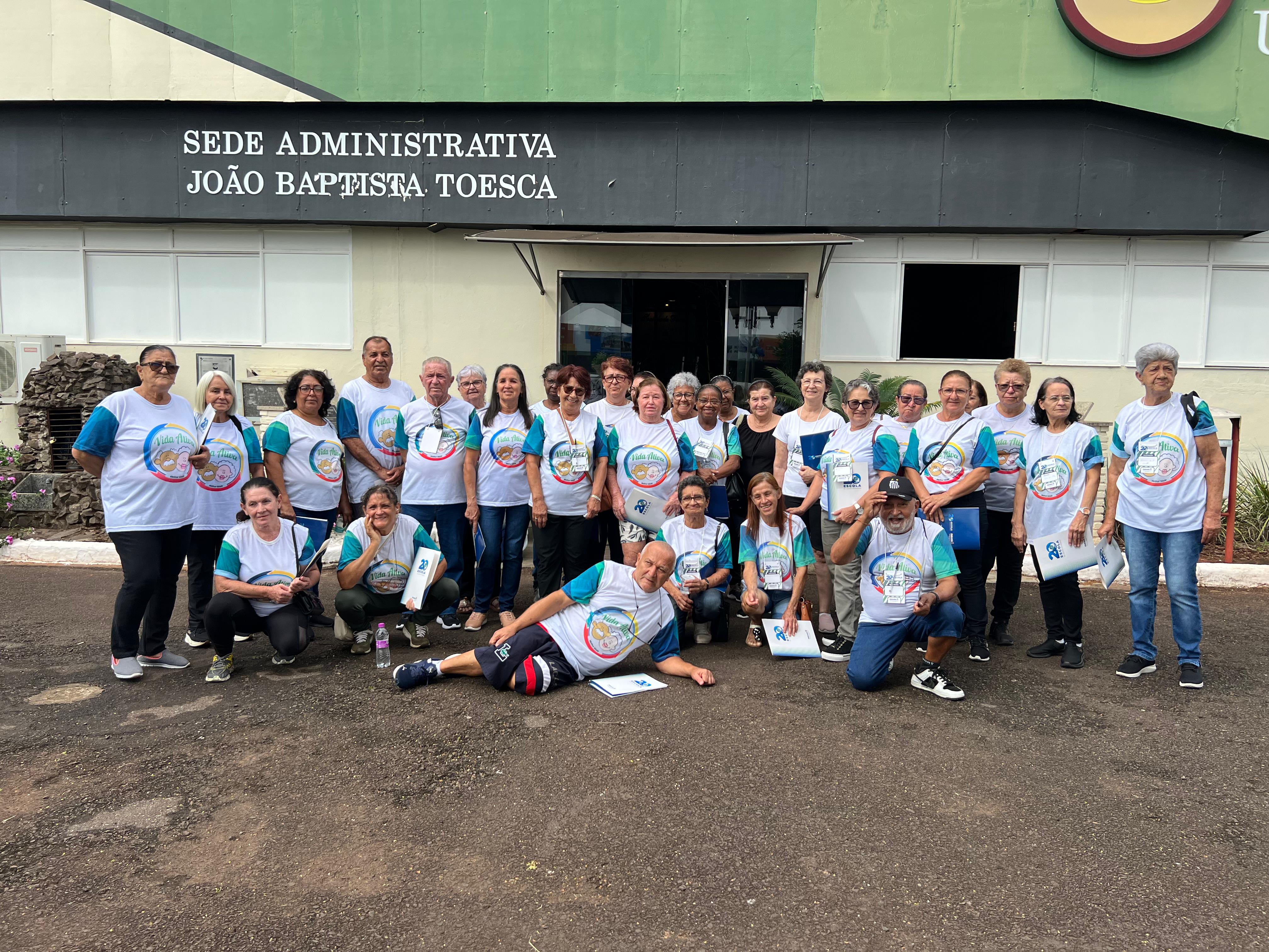 idosos em visita ao parque de exposições na Expo Umuarama 2026