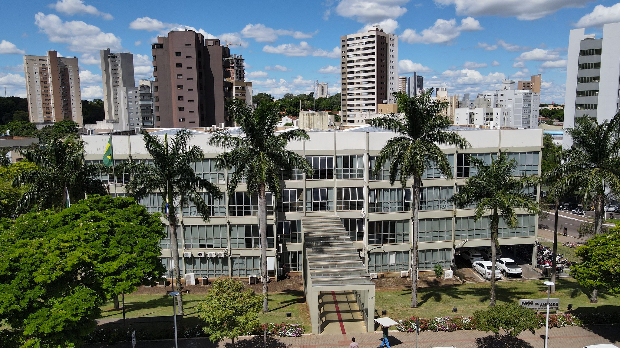 imagem da fachada do prédio da prefeitura, com edifícios ao fundo