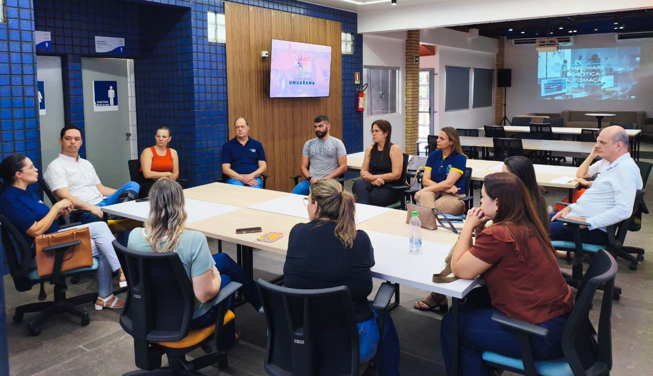comitiva de pessoas reunida em sala do technopark umuarama