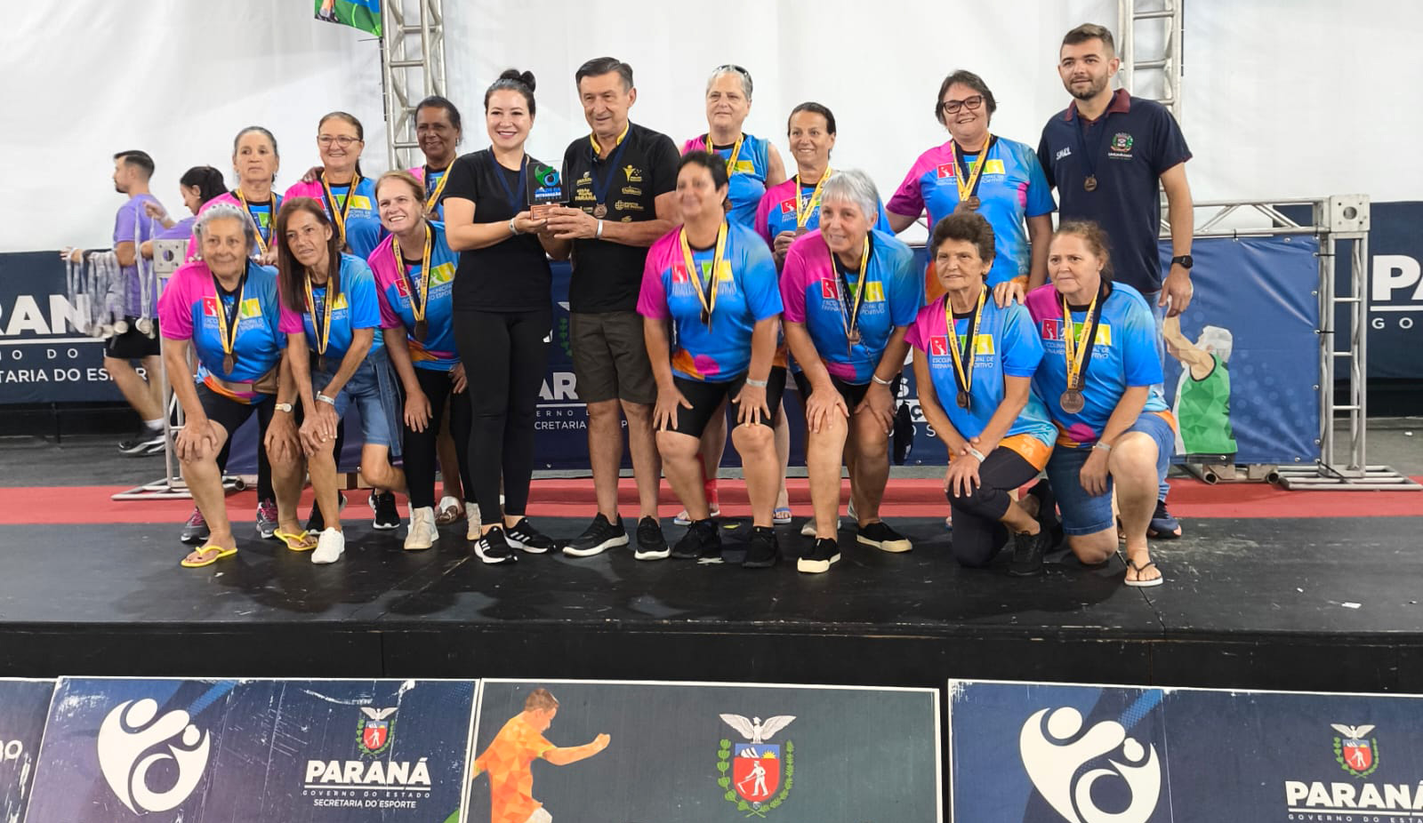 equipe feminina recebe medalhas e troféu por vitória na competição