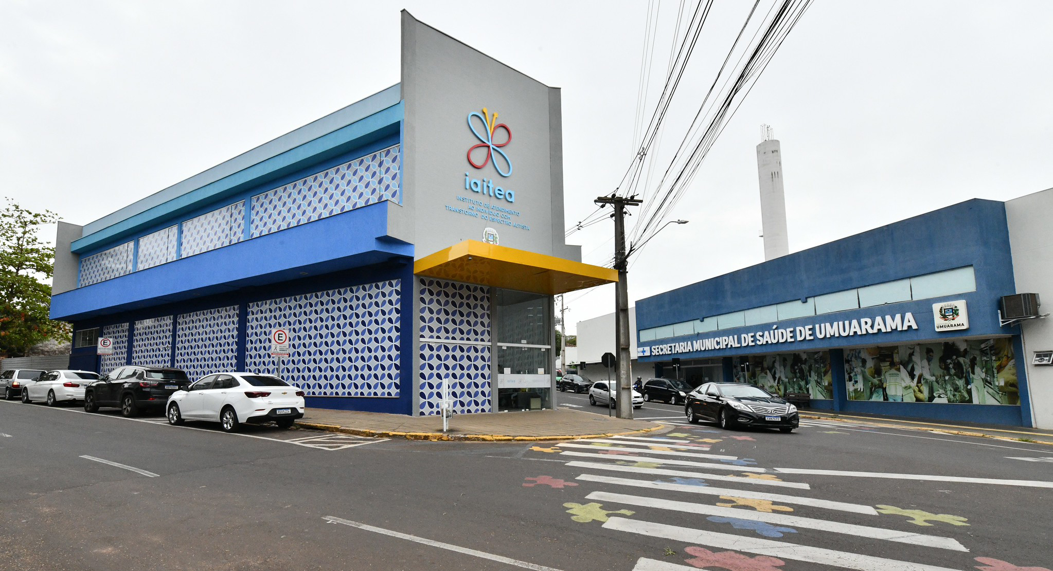 fachada do instituto e da secretaria de saúde, em ruas com carros