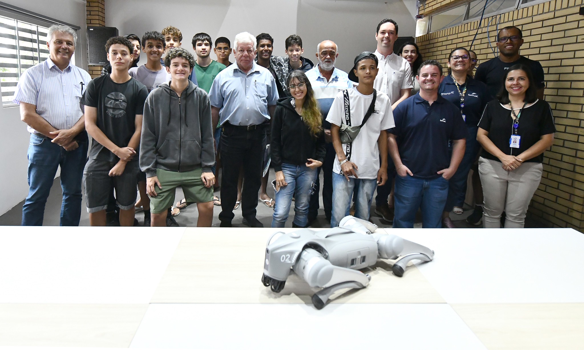 autoridades, instrutores e alunos em pose para foto