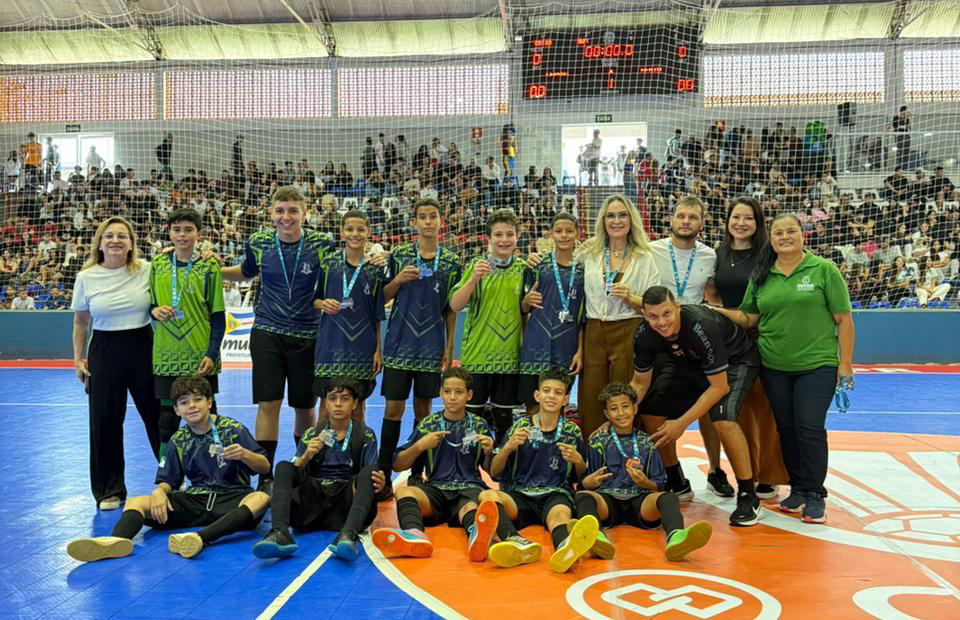 equipe recebe premiação no ginásio de esportes