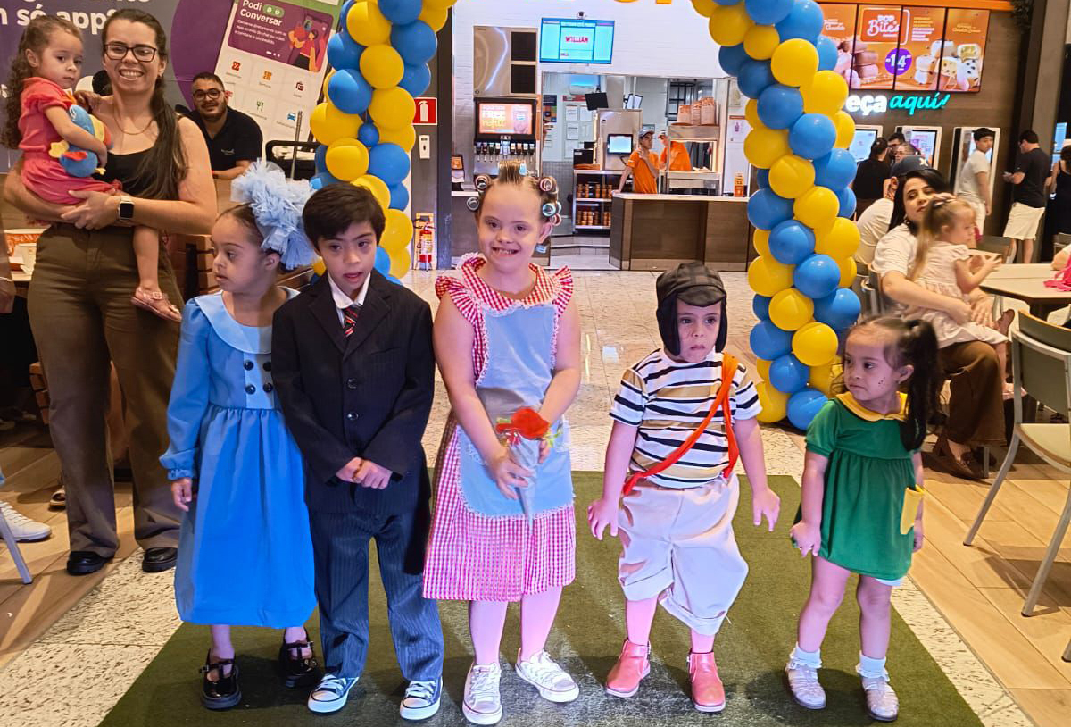 crianças vestidas como a turma do chaves desfilam no shopping