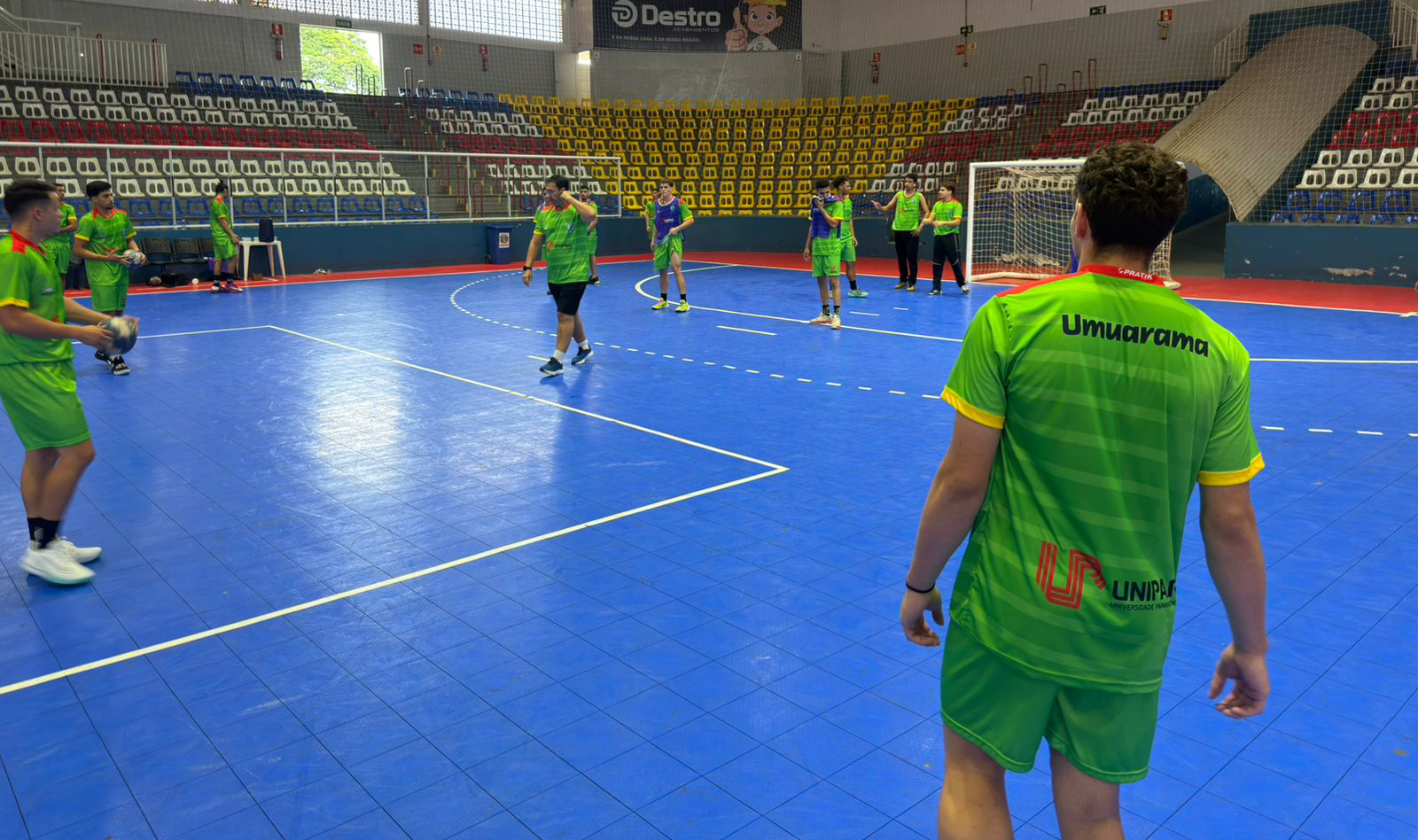 TREINAMENTO DA EQUIPE DE HANDEBOL MASCULINO NA QUADRA DO GINÁSIO DE ESPORTES