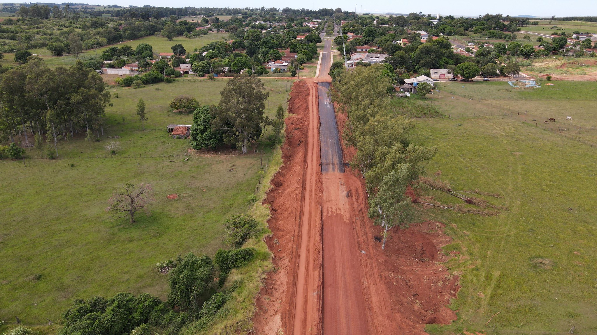 imagem aérea do distrito e da obra de pavimentação