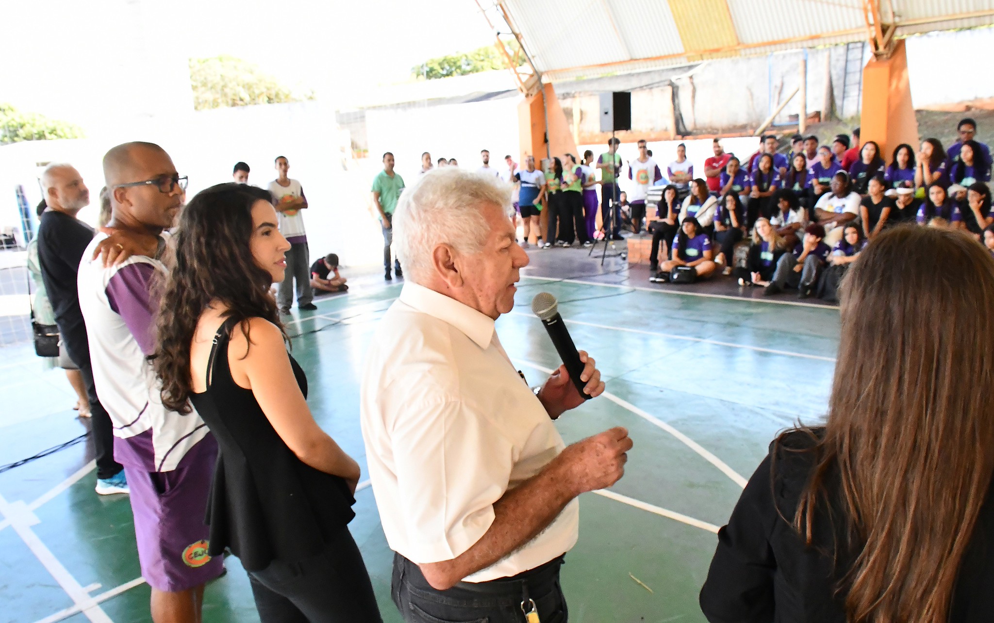 prefeito fala durante abertura dos jogos, diante de autoridades e atletas