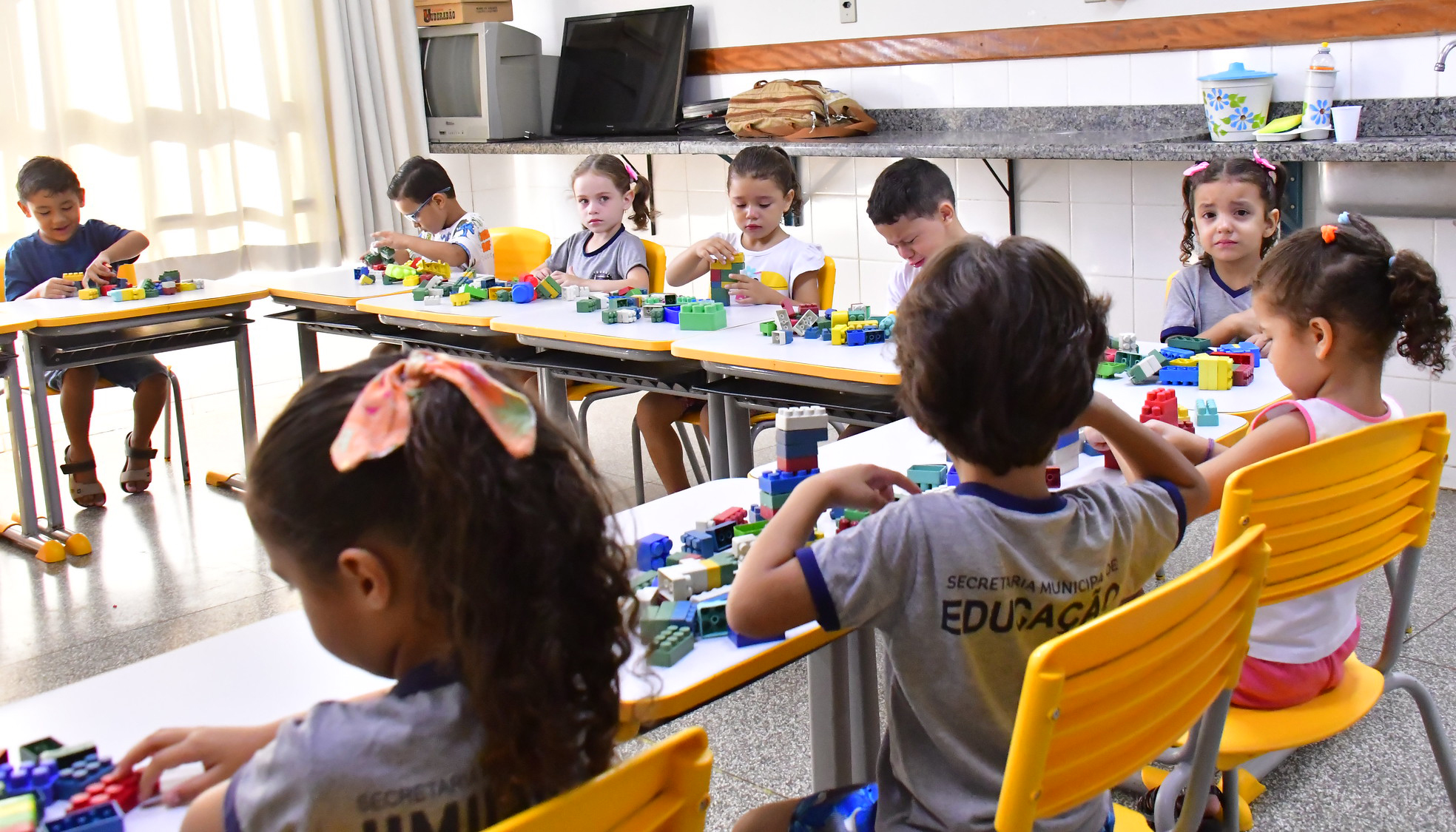 crianças brincando em sala de aula