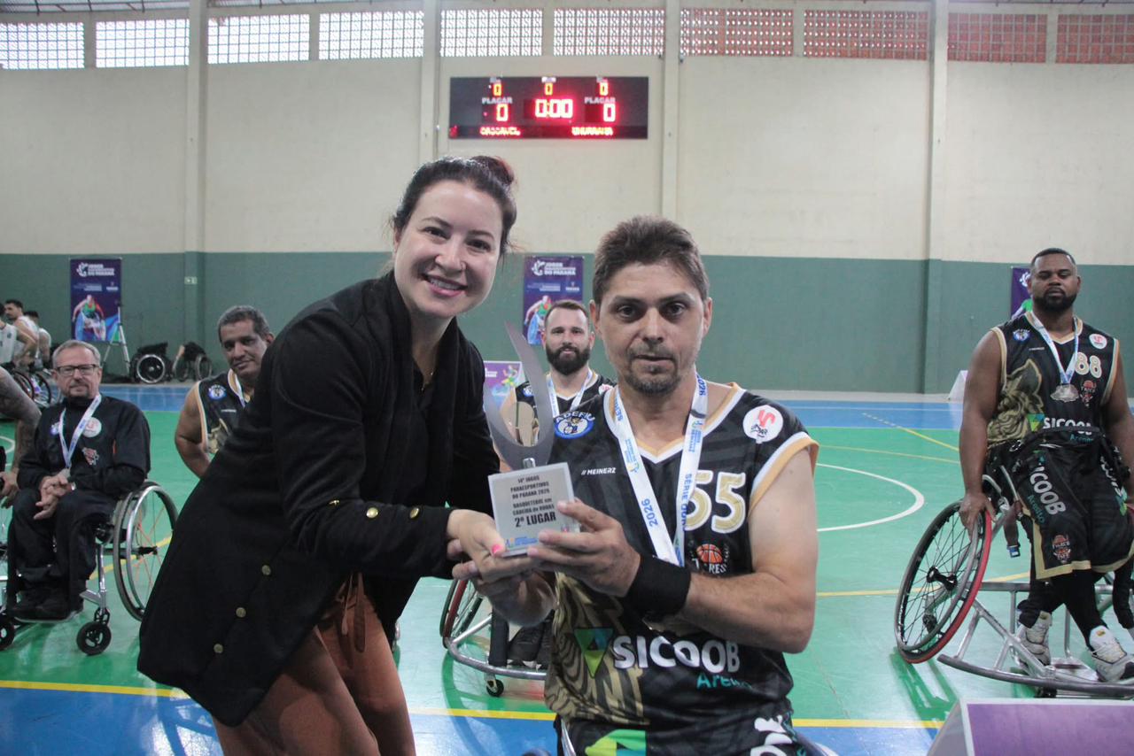 representante da equipe recebe troféu pela conquista do segundo lugar no campeonato