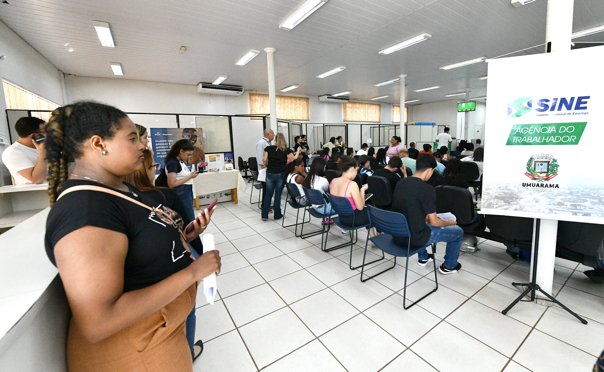 candidatos aguardam atendimento na agência do trabalhador