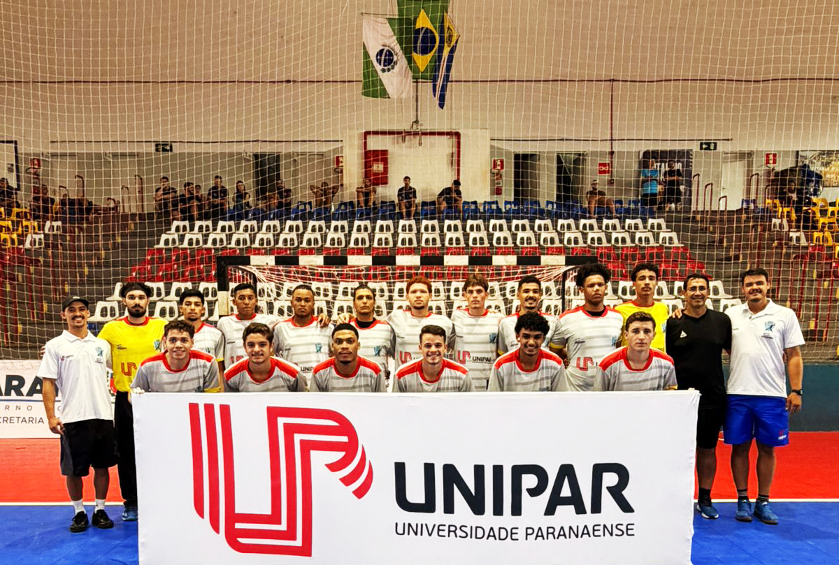 equipe de handebol de umuarama em pose, na quadra de esportes