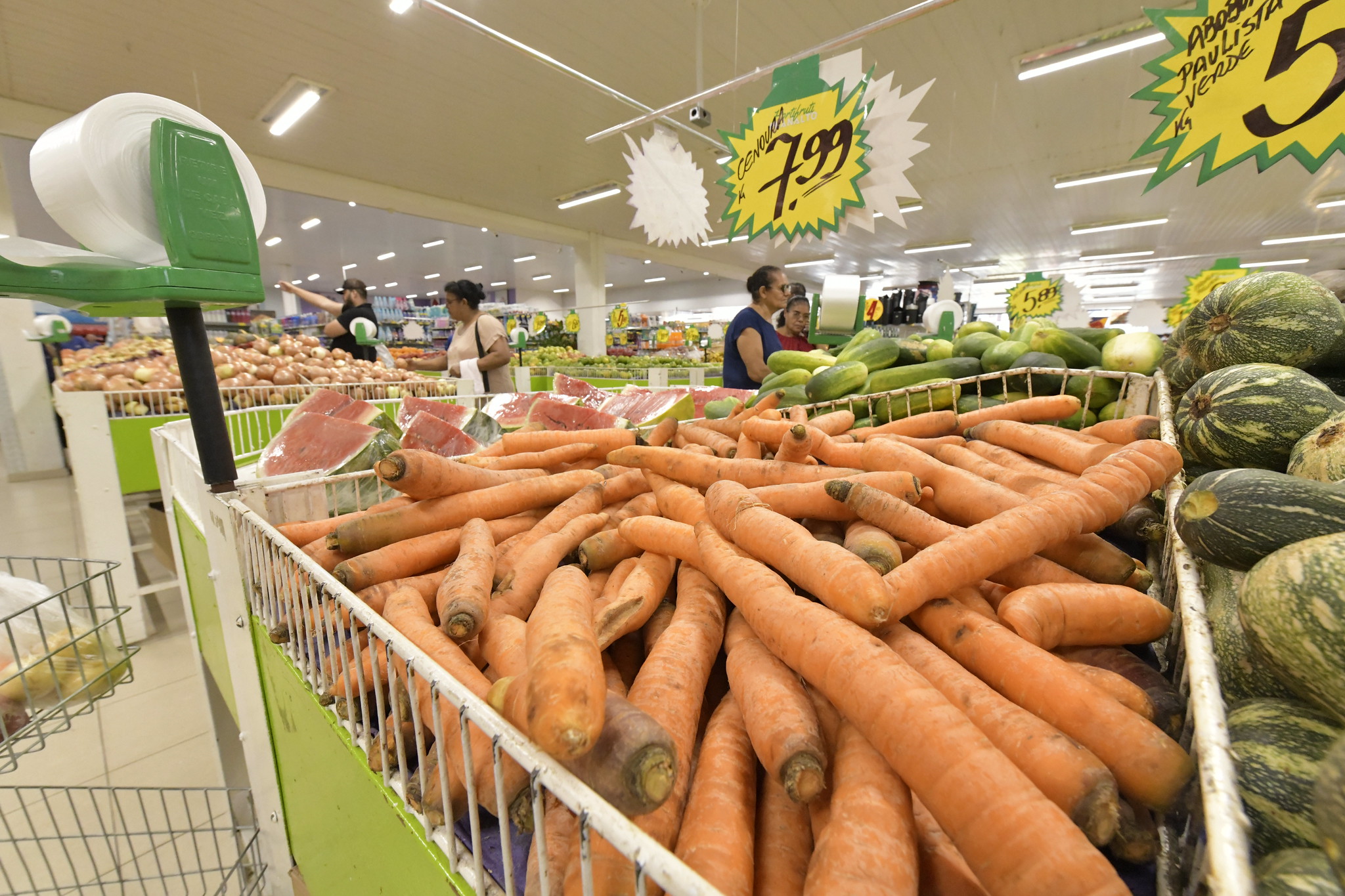 banca de supermercado com cenoura em destaque