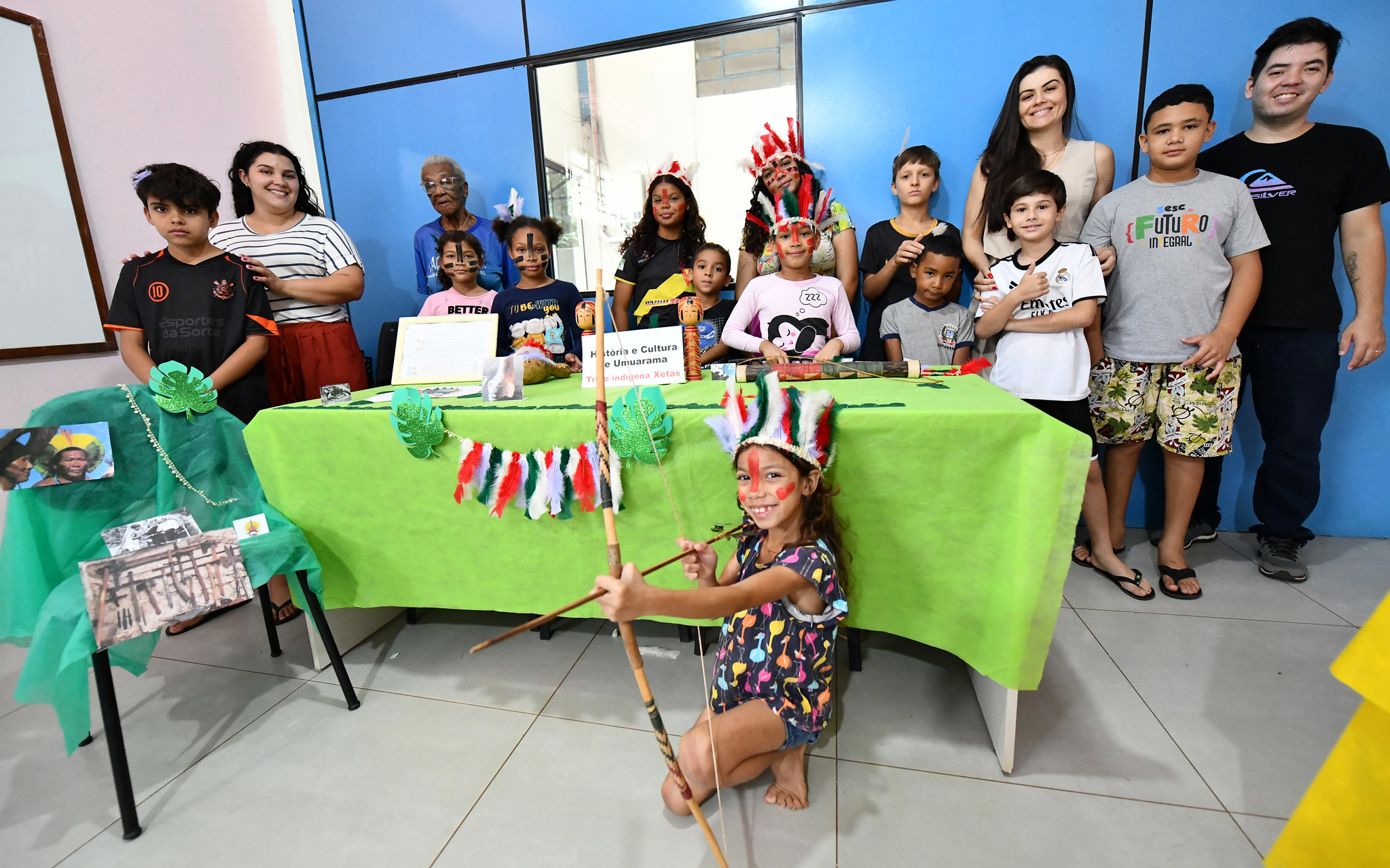 crianças apresentam os artefatos indígenas