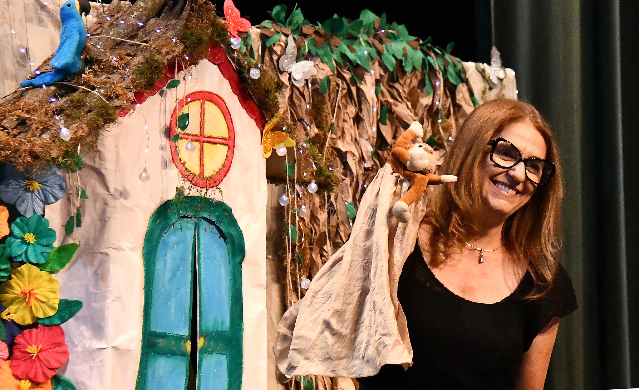 a professora angela russi sorri diante do cenário da nova temporada do projeto