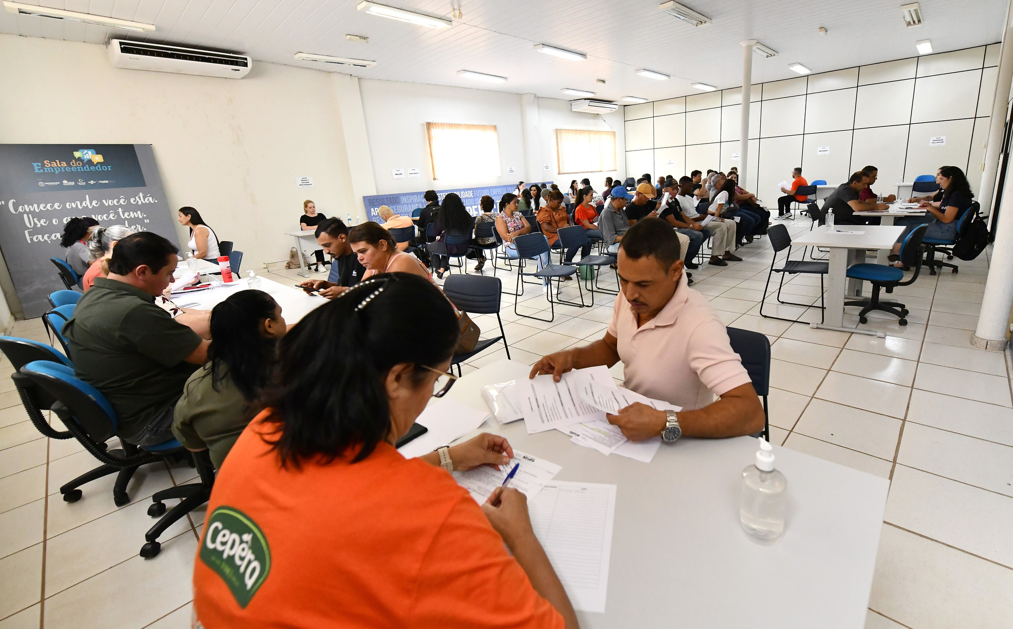 candidato a vaga de emprego realiza entrevista no feirão do emprego