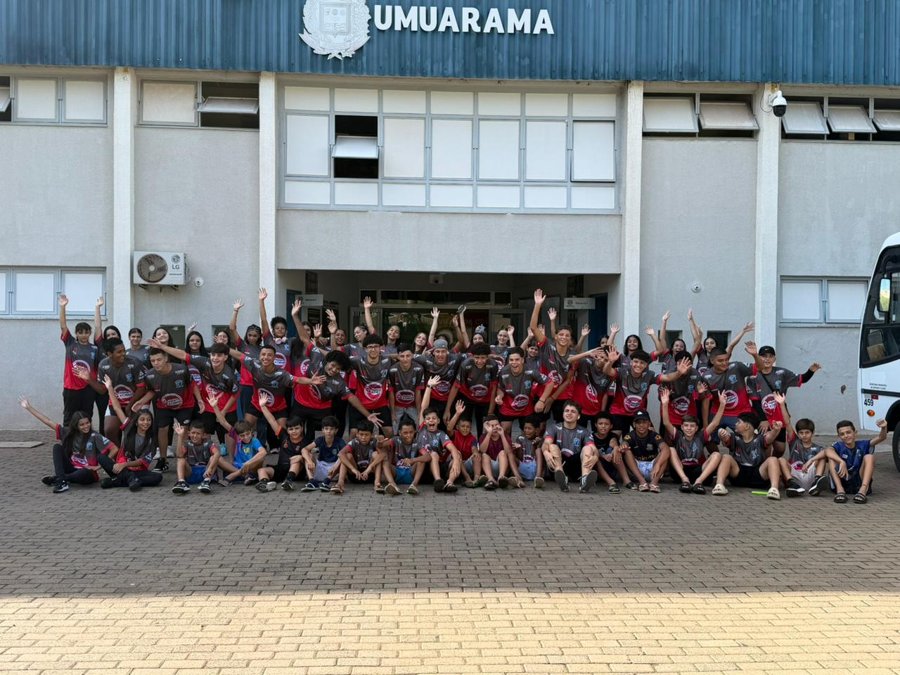 delegação de handebol de umuarama na frente do ginásio de esportes