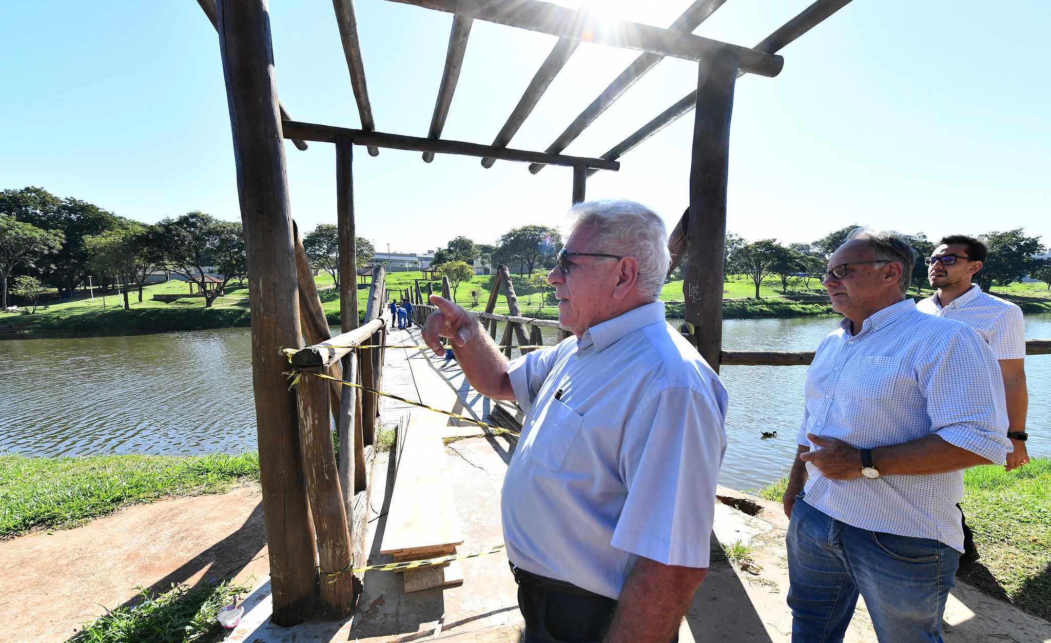 prefeito e secretários visitam o lago e conferem trabalho de limpeza