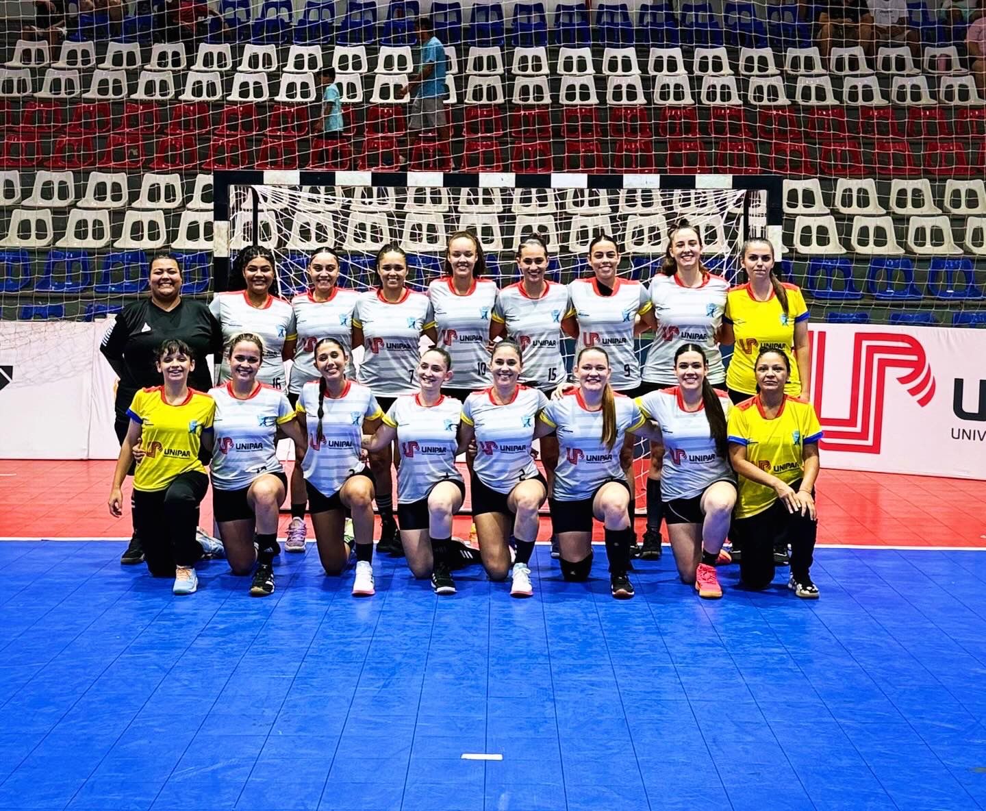 imagem da equipe de handebol feminino em quadra