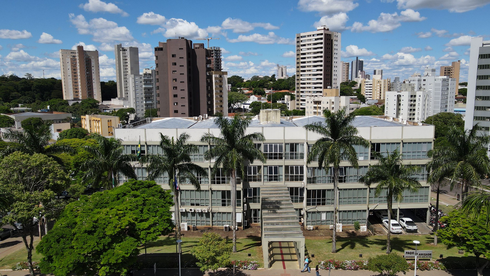 imagem aérea da prefeitura de umuarama, com prédios ao fundo
