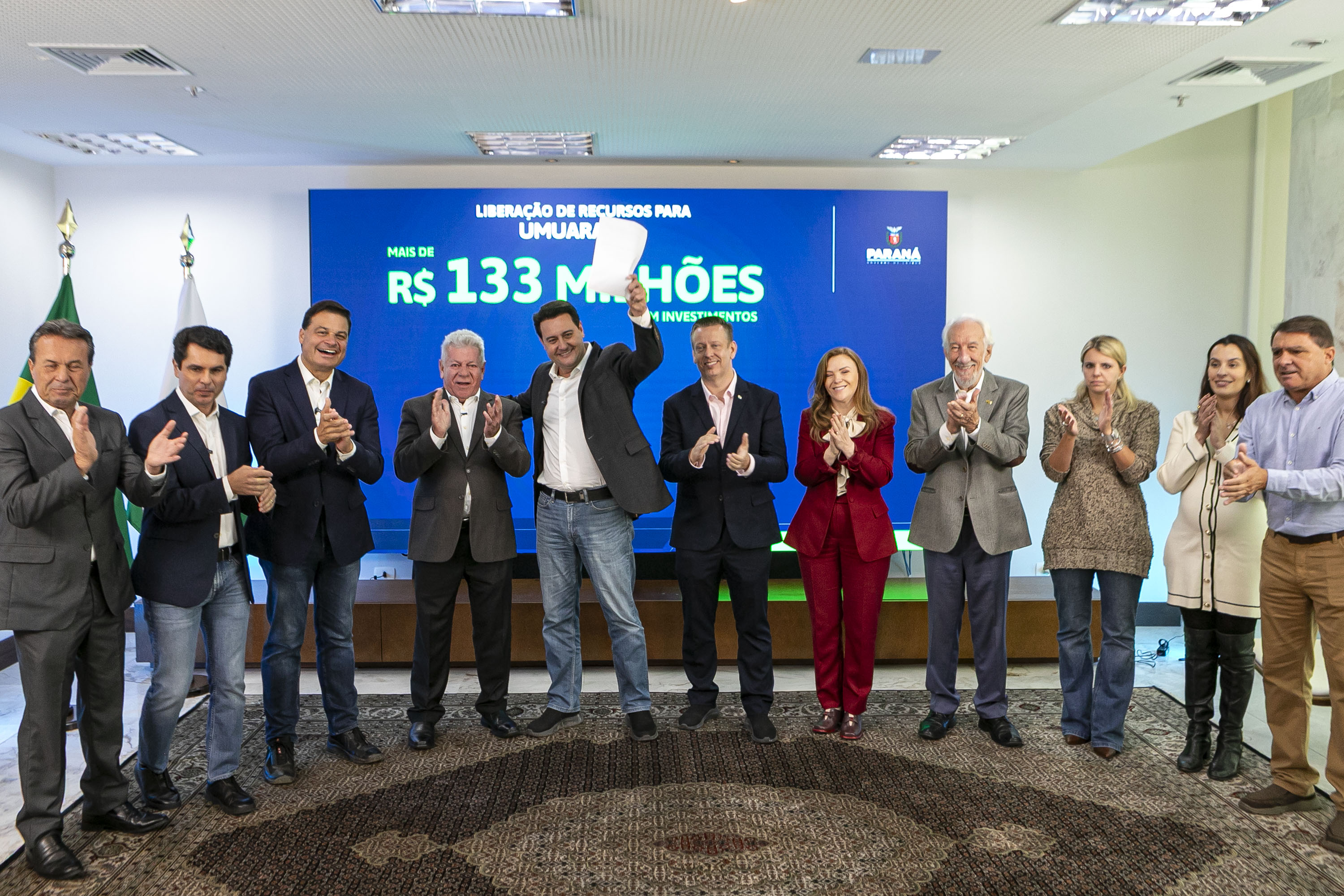 governador e prefeito posam para foto, com documentos de convênios
