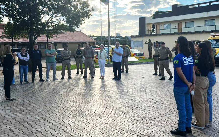 autoridades que participaram do evento, perfiladas em pose para foto