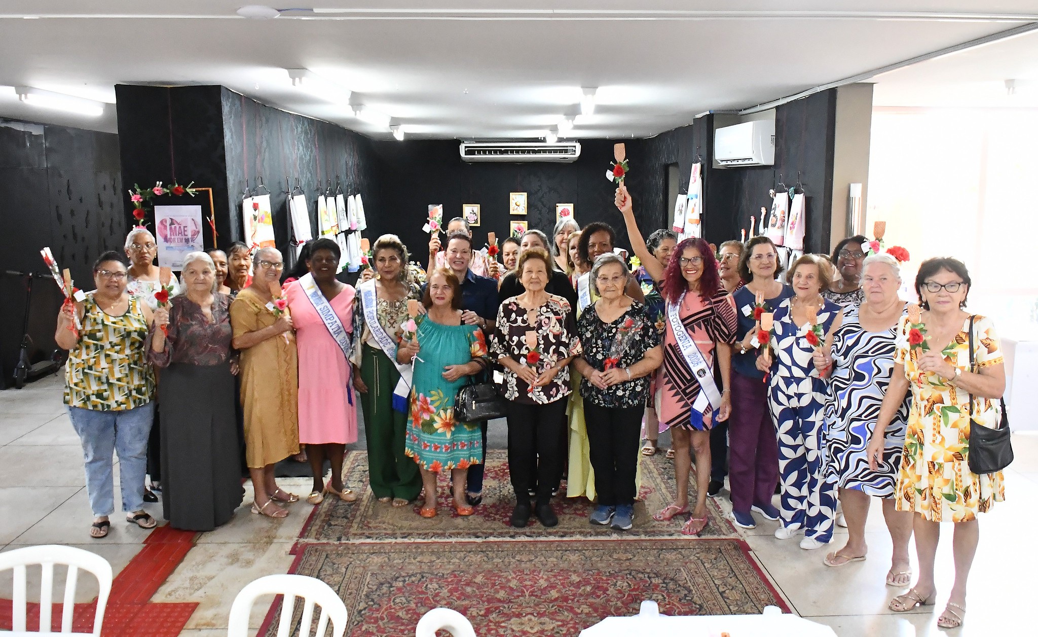 artistas e visitantes posam para foto na exposição