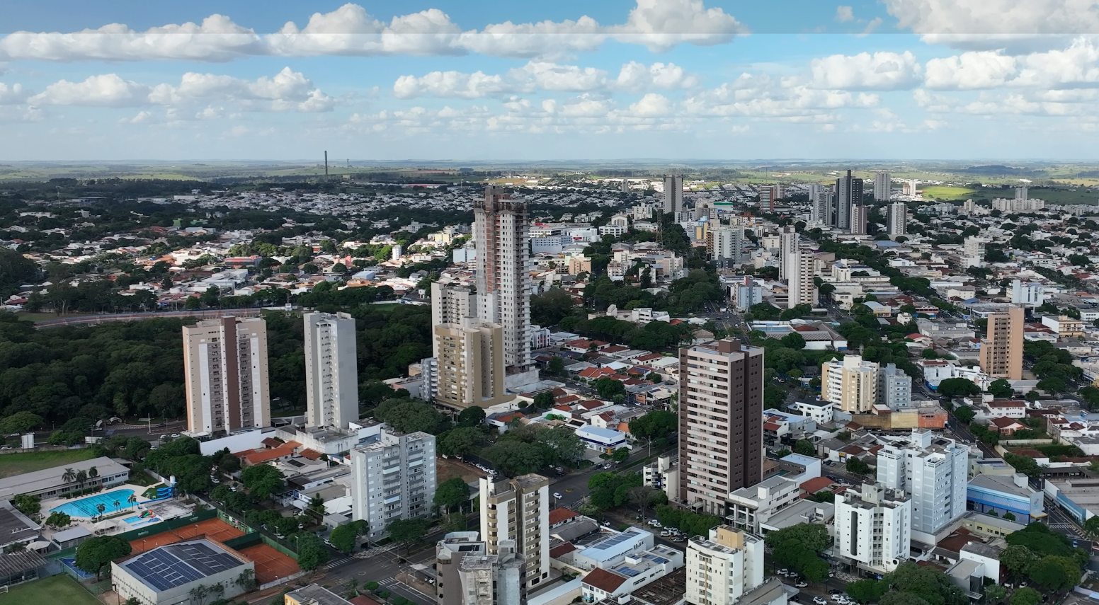 imagem aérea da cidade de Umuarama, mostrando ruas, prédios e bosque