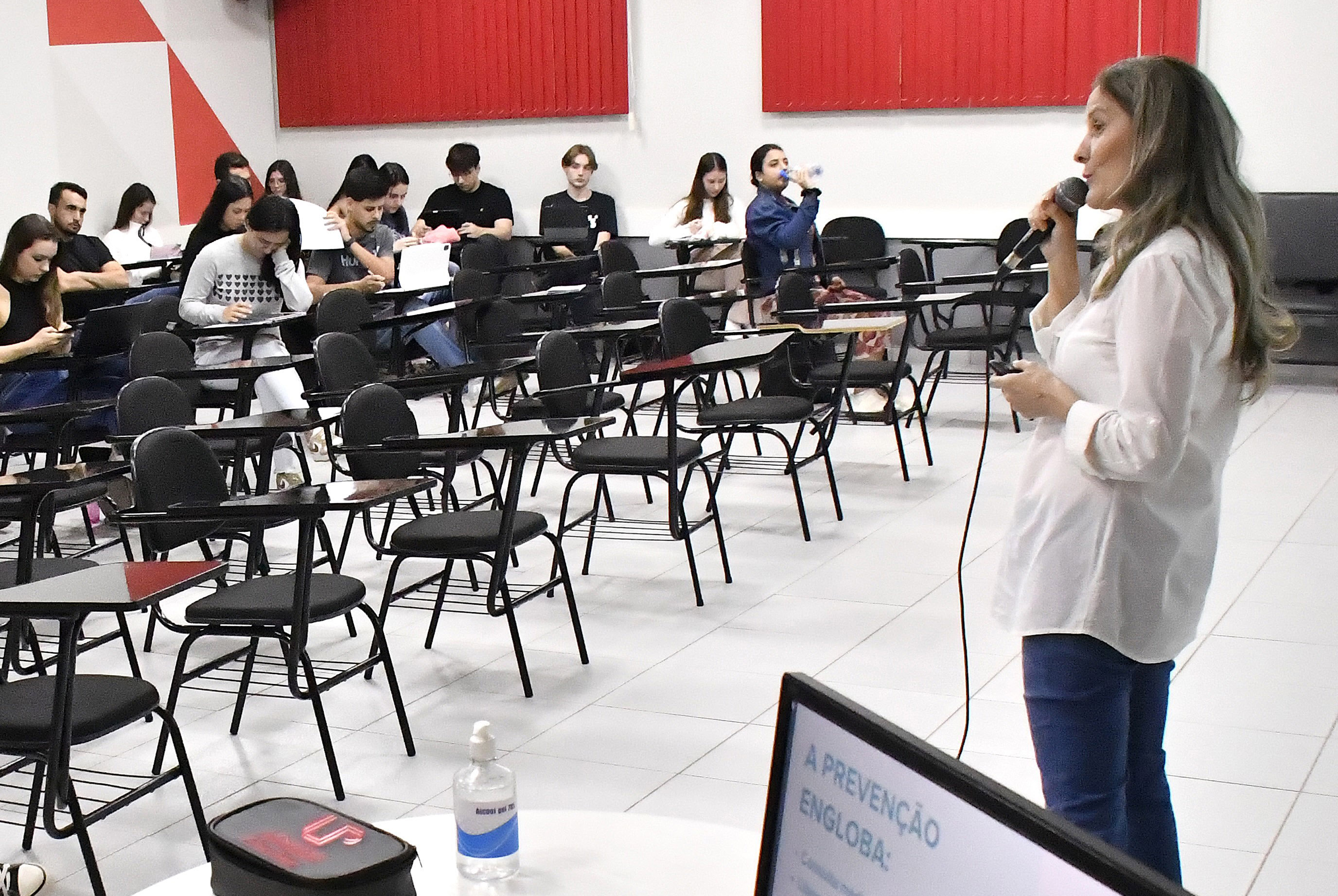 a psicóloga Lucinéia Ceolin fala para uma sala de alunos