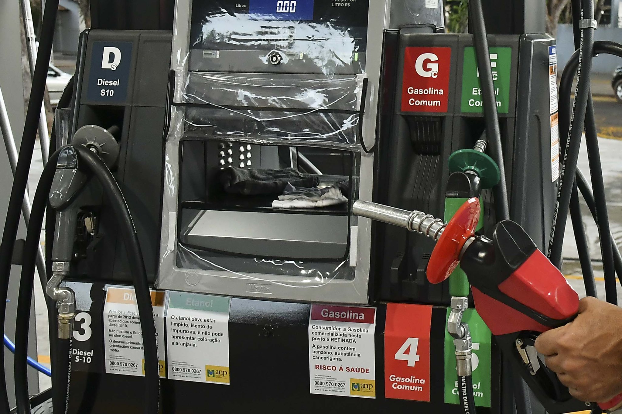 imagem de bomba de combustíveis em posto