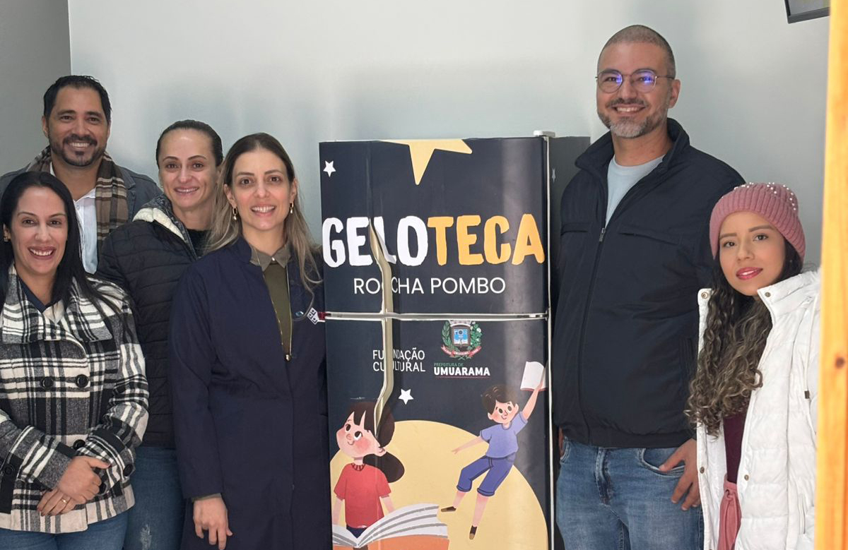 jovens algo lado de uma geladeira transformada em geloteca