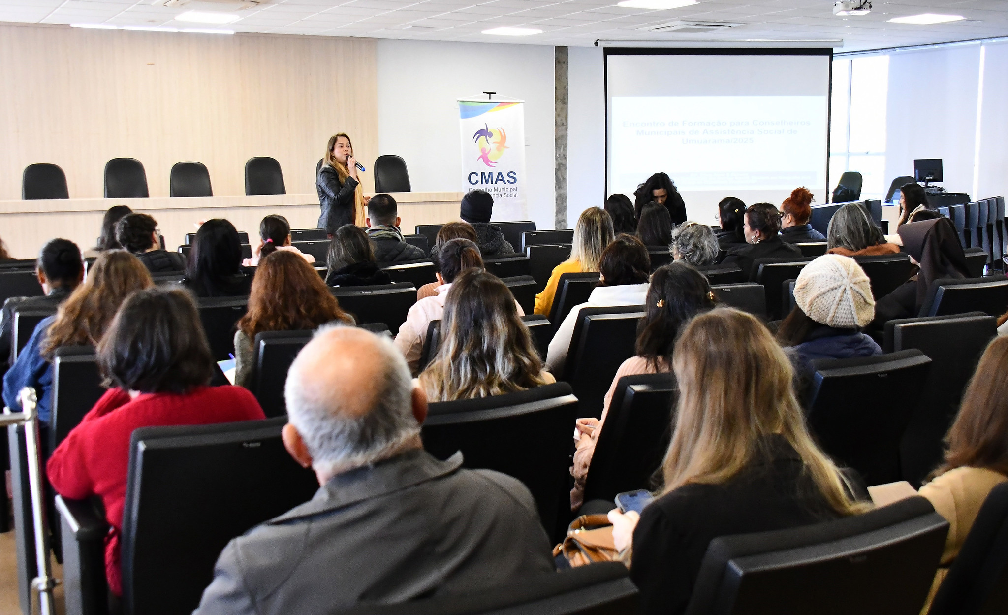 palestra para o público no auditório da prefeitura