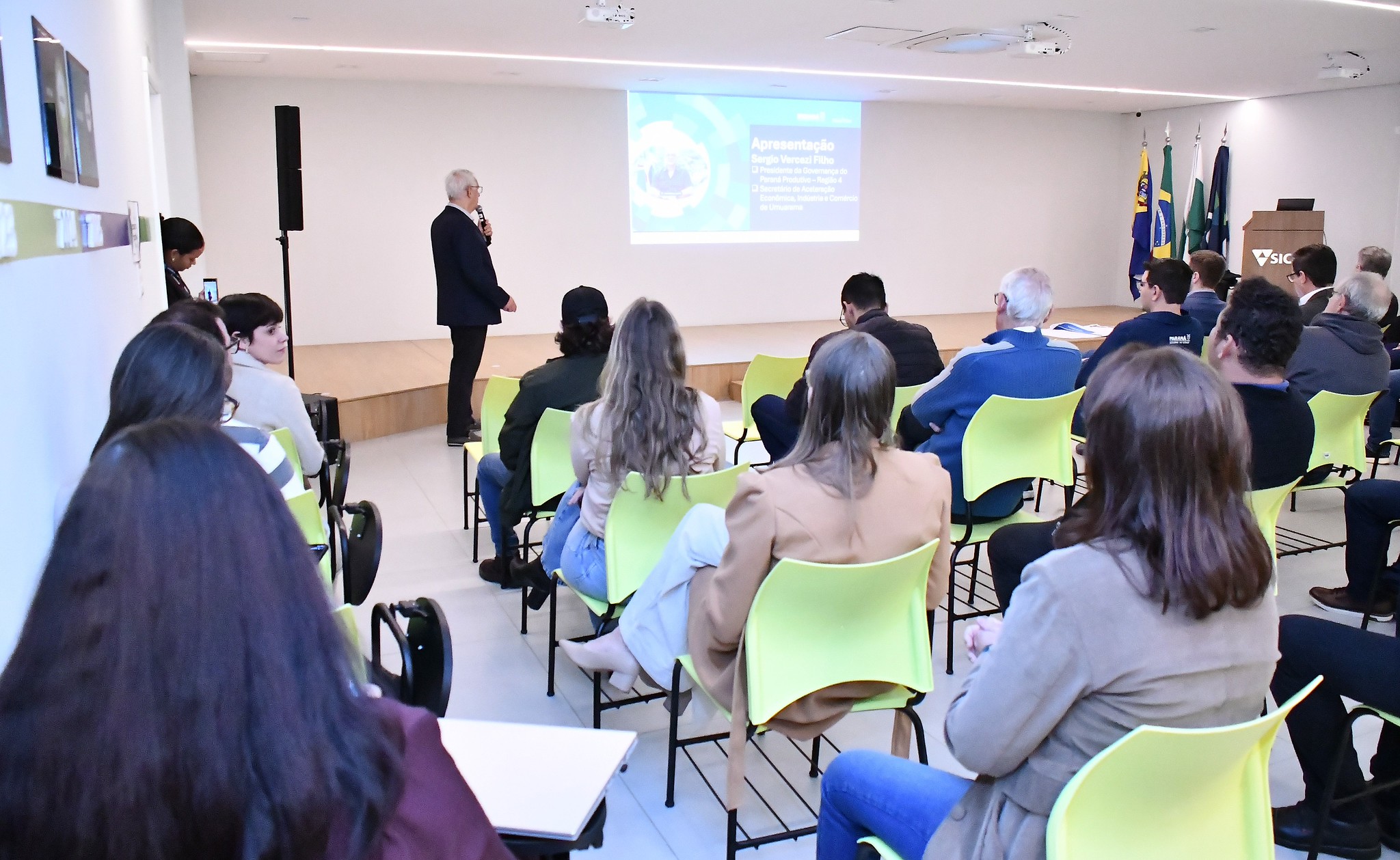 palestra no auditório do sicoob