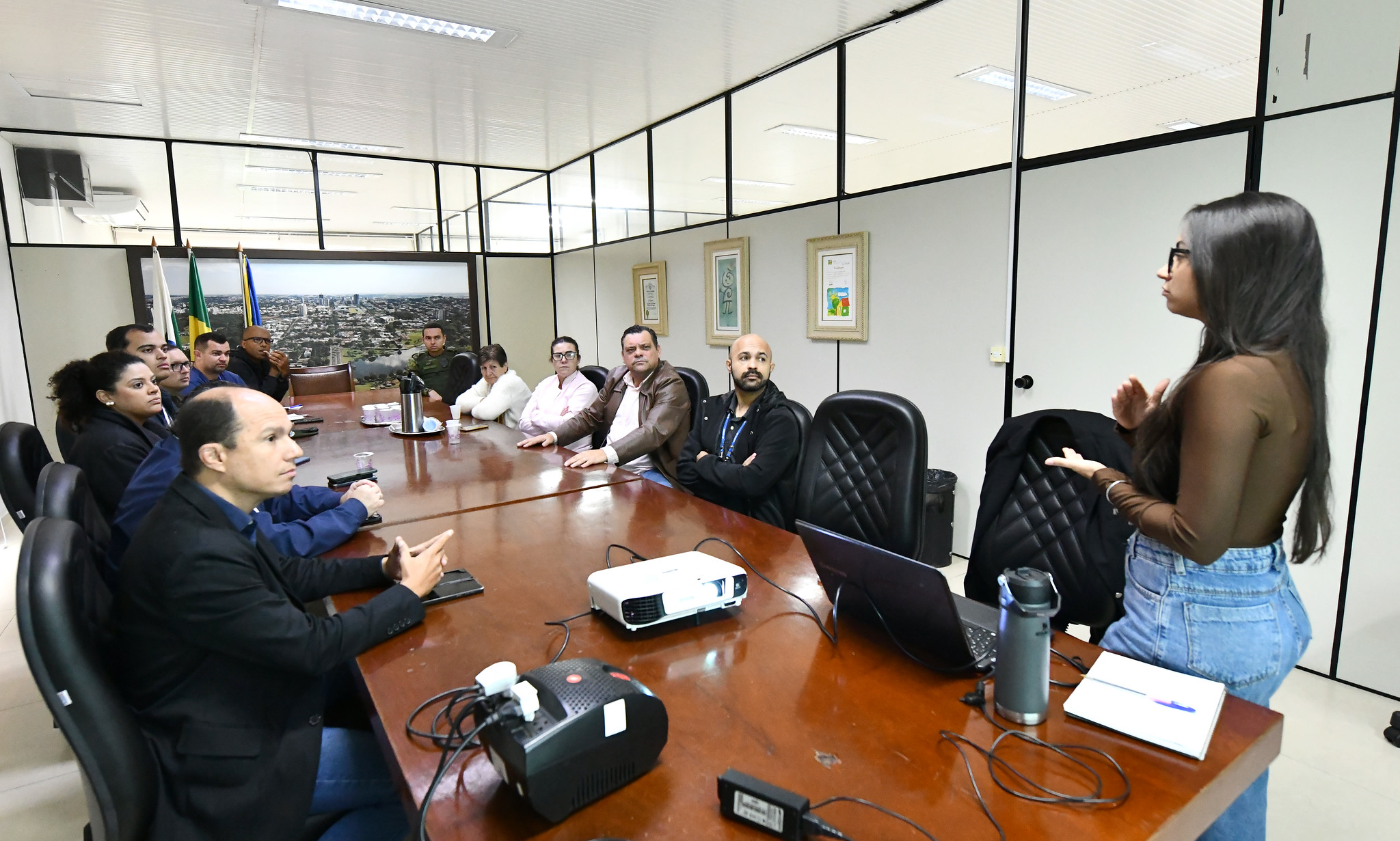 pessoas reunidas em volta de uma mesa, na sala de reuniões